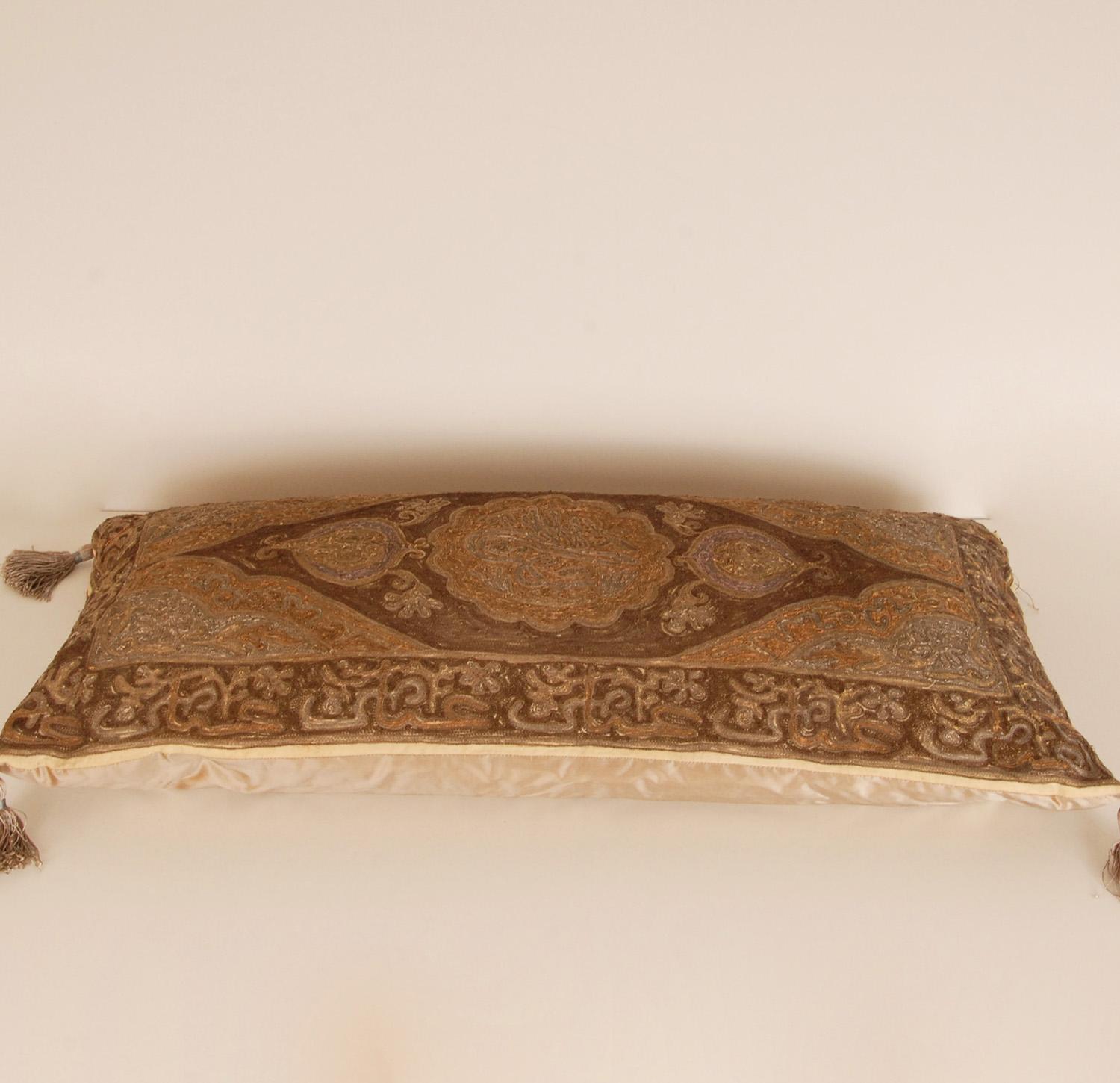 Ottomane-Kissenkissen, Kissen, Gold, Metallic-Fäden, Seidenstickerei, Islamic Art, 19. Jahrhundert (Islamisch) im Angebot