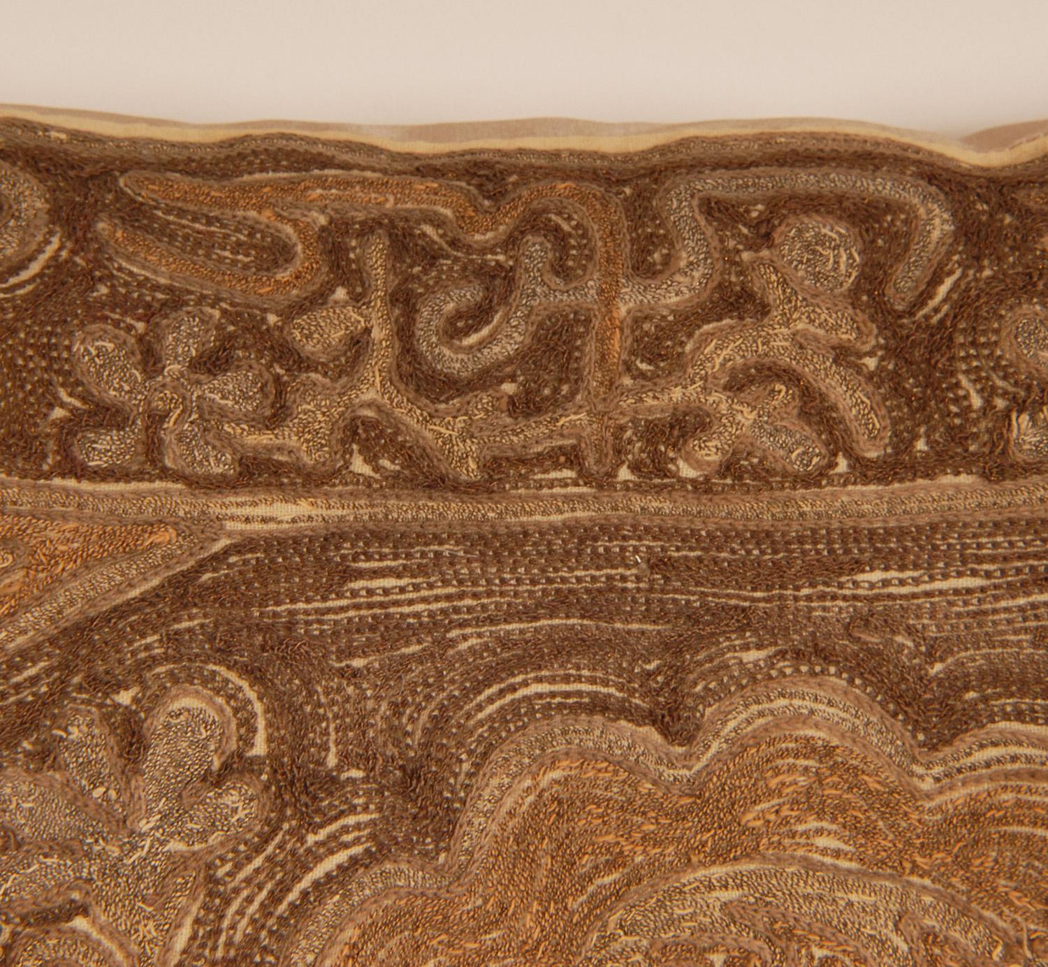 Ottomane-Kissenkissen, Kissen, Gold, Metallic-Fäden, Seidenstickerei, Islamic Art, 19. Jahrhundert (Handgefertigt) im Angebot
