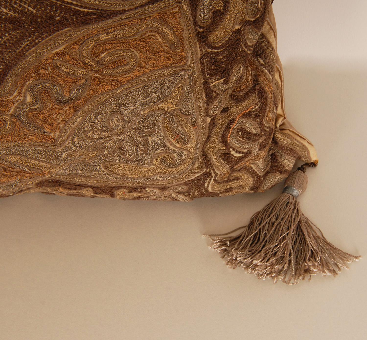 Ottomane-Kissenkissen, Kissen, Gold, Metallic-Fäden, Seidenstickerei, Islamic Art, 19. Jahrhundert im Zustand „Gut“ im Angebot in Wommelgem, VAN