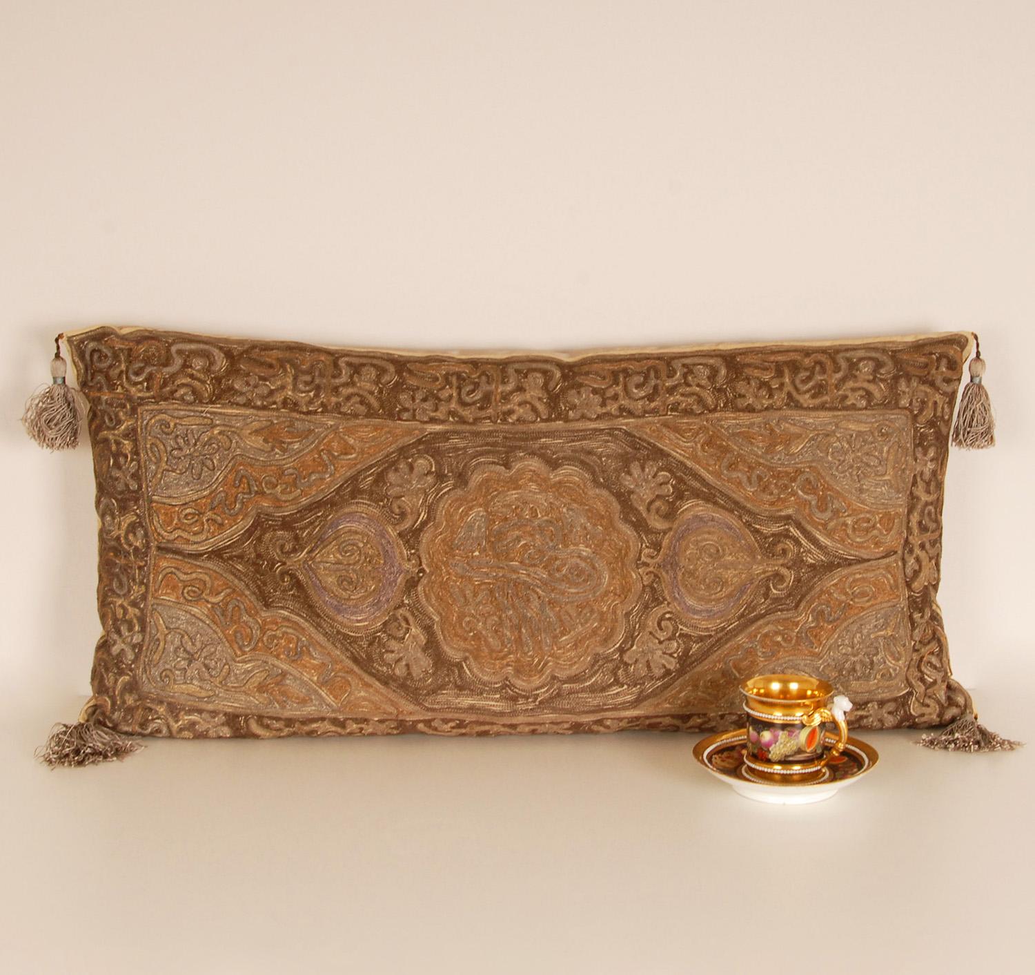 Ottomane-Kissenkissen, Kissen, Gold, Metallic-Fäden, Seidenstickerei, Islamic Art, 19. Jahrhundert im Angebot 1