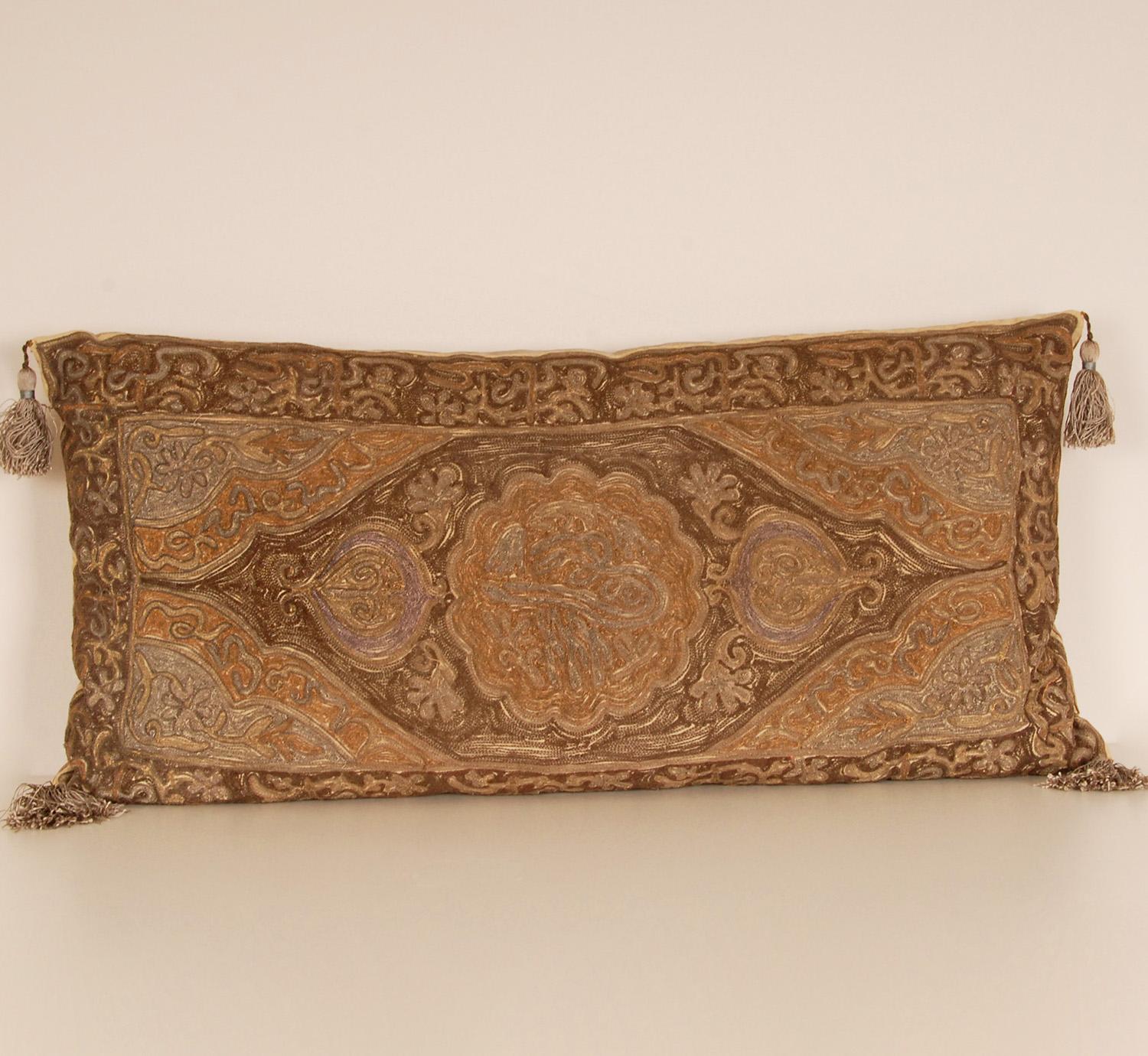 Ottomane-Kissenkissen, Kissen, Gold, Metallic-Fäden, Seidenstickerei, Islamic Art, 19. Jahrhundert im Angebot 3