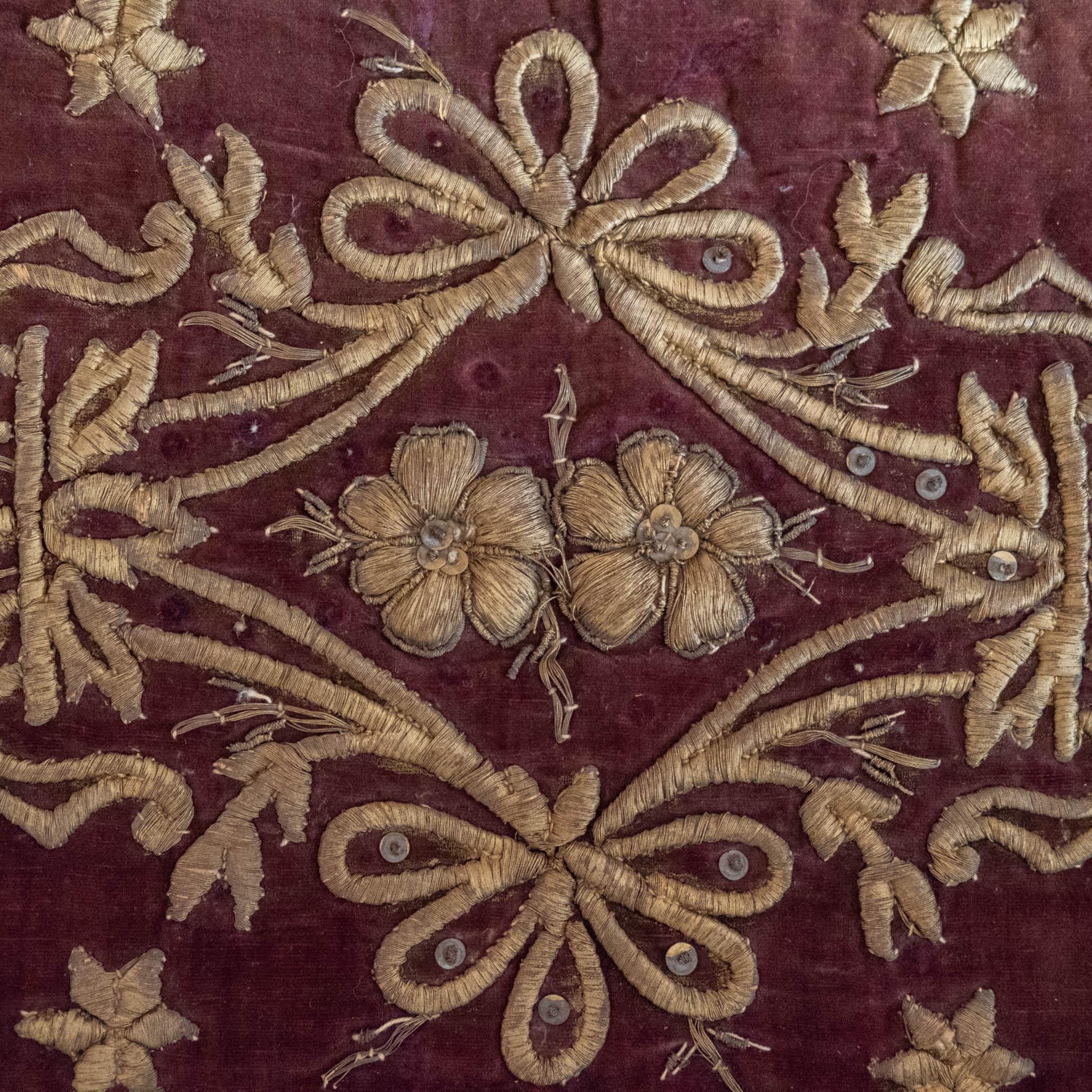 Cotone Cuscino ottomano in velluto di seta del XIX secolo con ricamo metallico in vendita