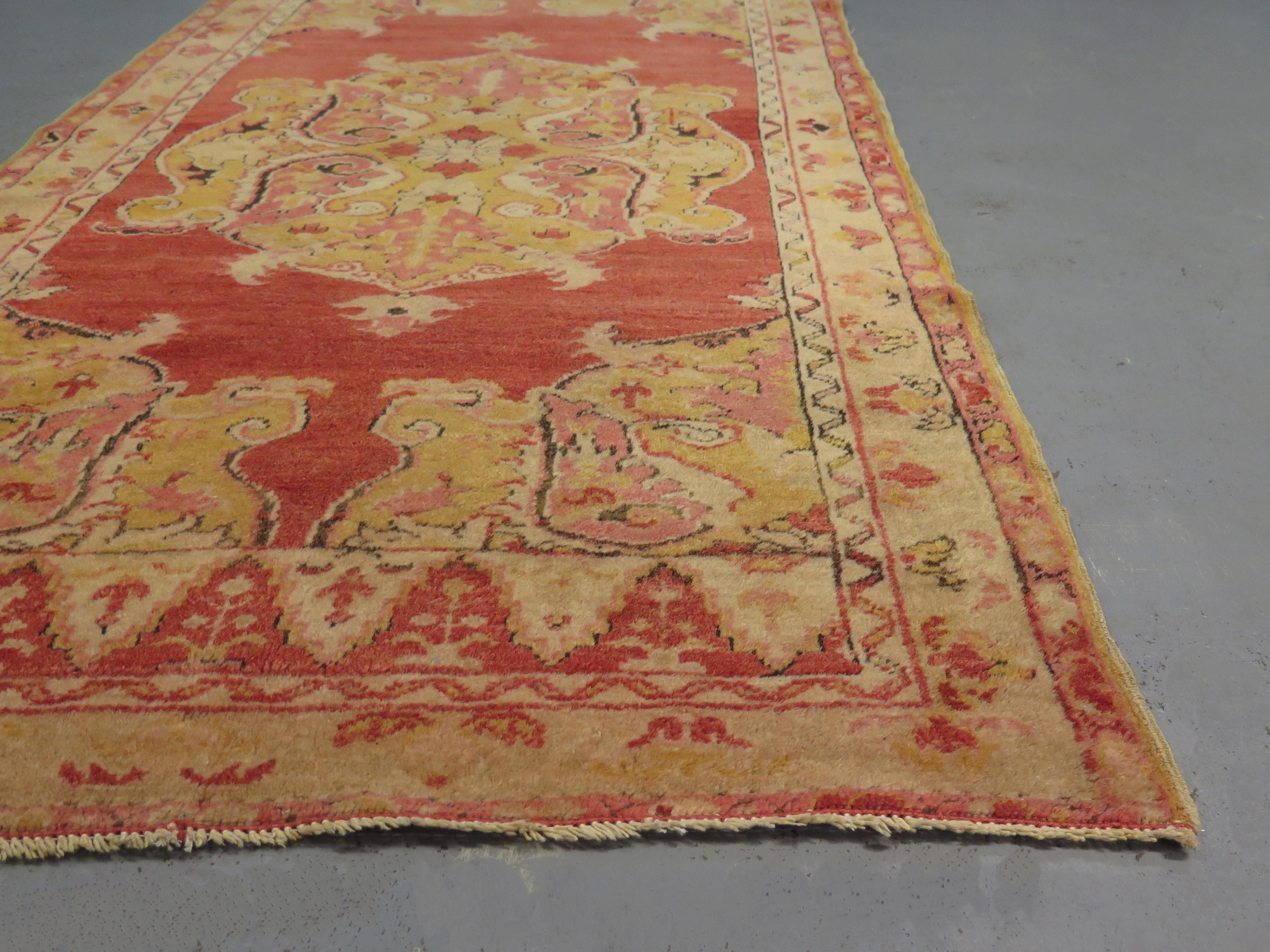 Die Webereien in Westanatolien, in denen Oushak-Teppiche wie dieses Stück ursprünglich hergestellt wurden, haben eine reiche Geschichte, die mindestens bis in die frühe Neuzeit zurückreicht - wie der Entdecker Marco Polo im 14. Im 19. Jahrhundert