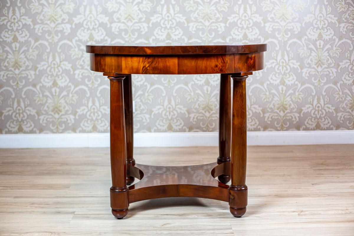 We present you a mahogany table from the late 19th century in the Biedermeier style.

This piece of furniture has undergone renovation.