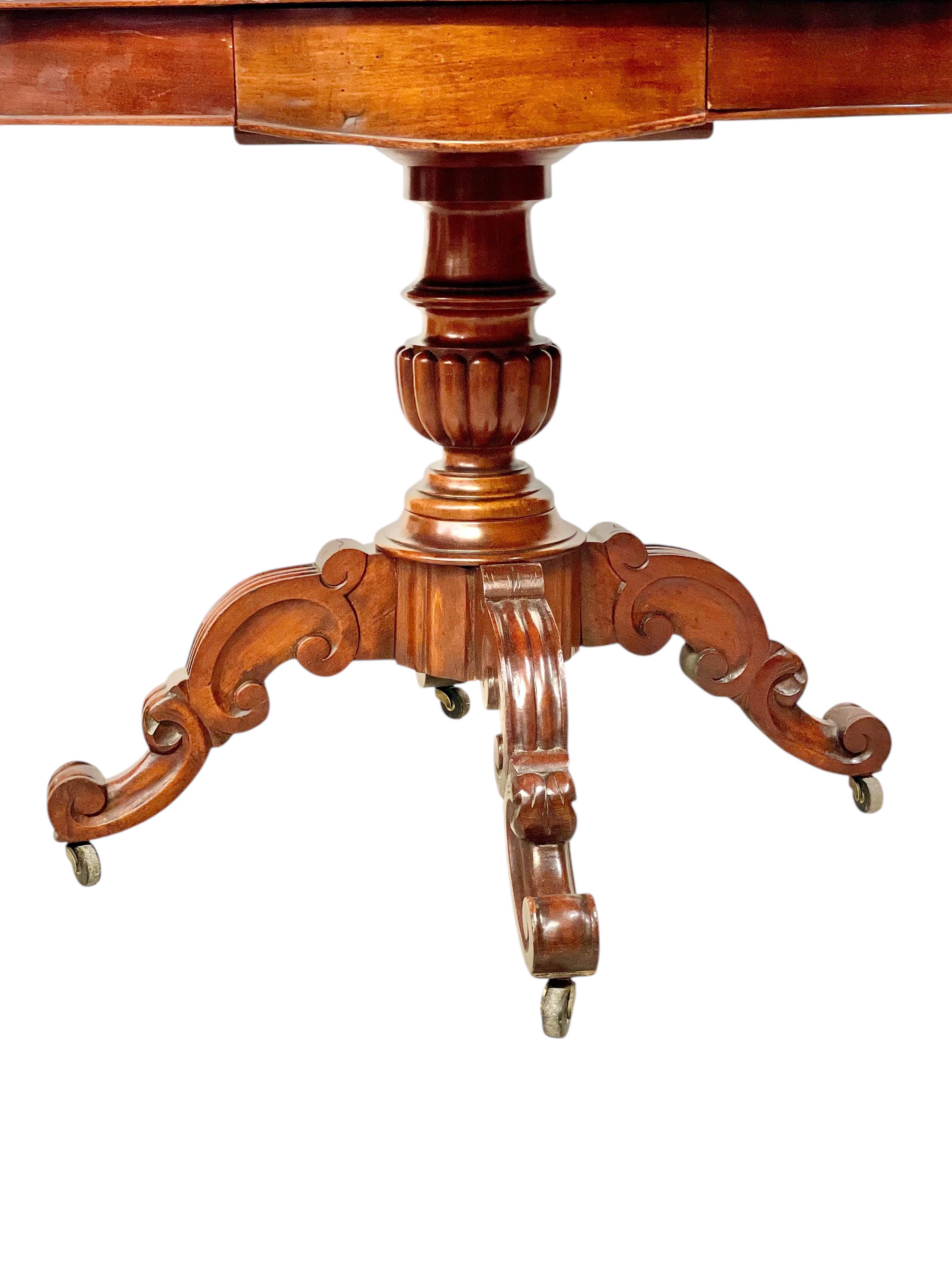 Erhöhen Sie Ihr Interieur mit diesem atemberaubenden Empire-Mitteltisch, einer meisterhaften Mischung aus Eleganz, Funktionalität und zeitloser Handwerkskunst. Dieses raffinierte Guéridon aus dem 19. Jahrhundert zeigt die Grandeur der