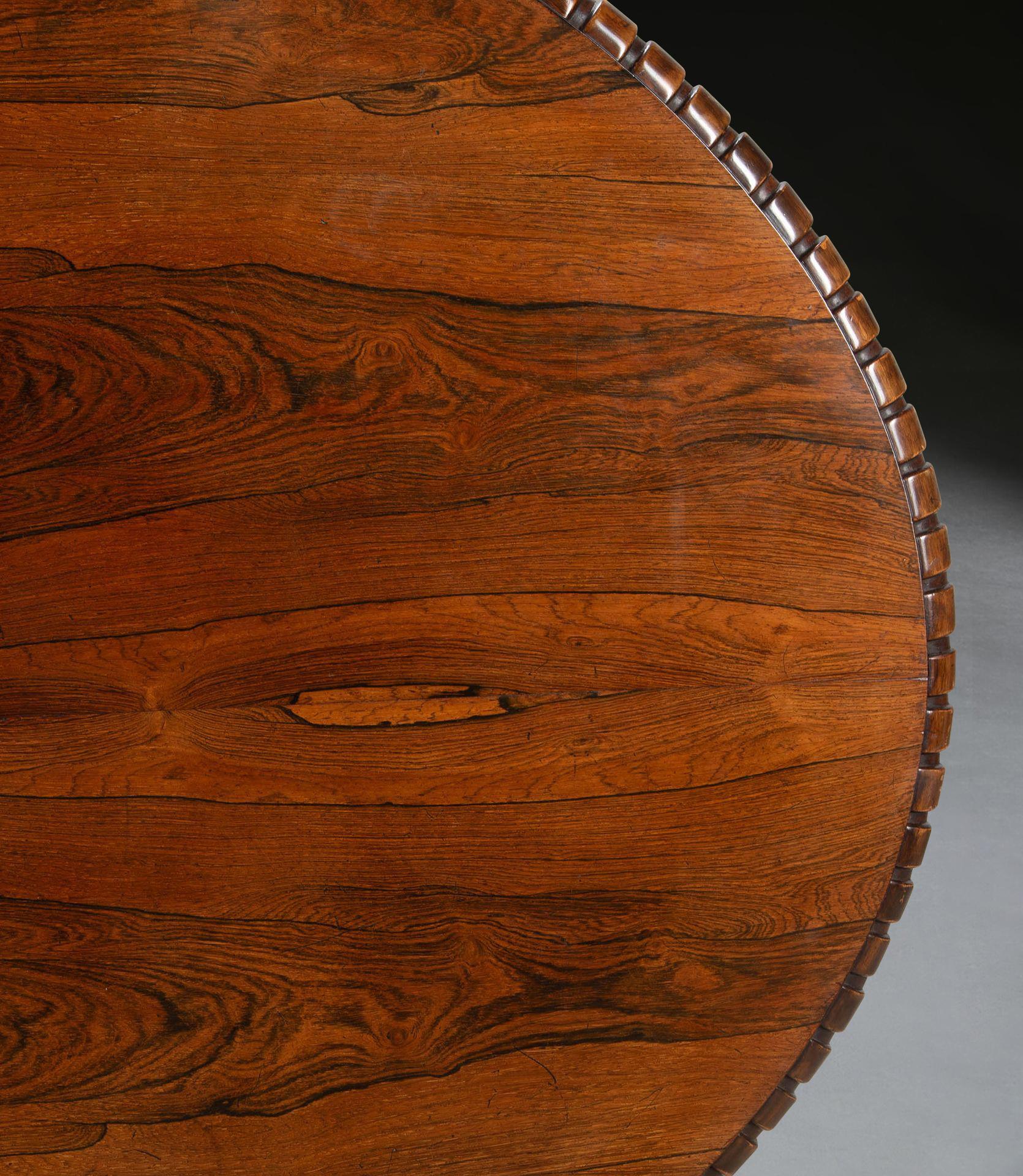 Sculpté Table centrale ovale du 19e siècle en vente