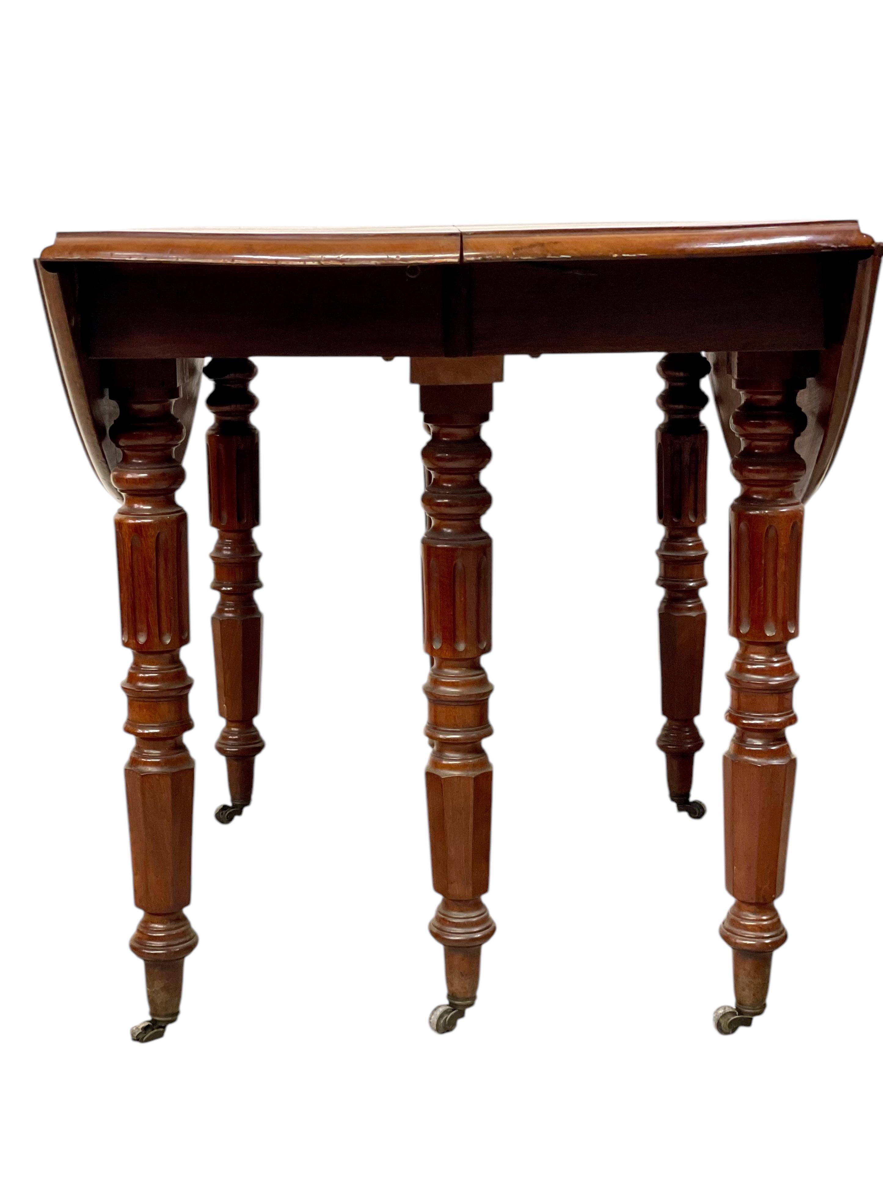 Table de salle à manger ovale du 19e siècle en vente 4