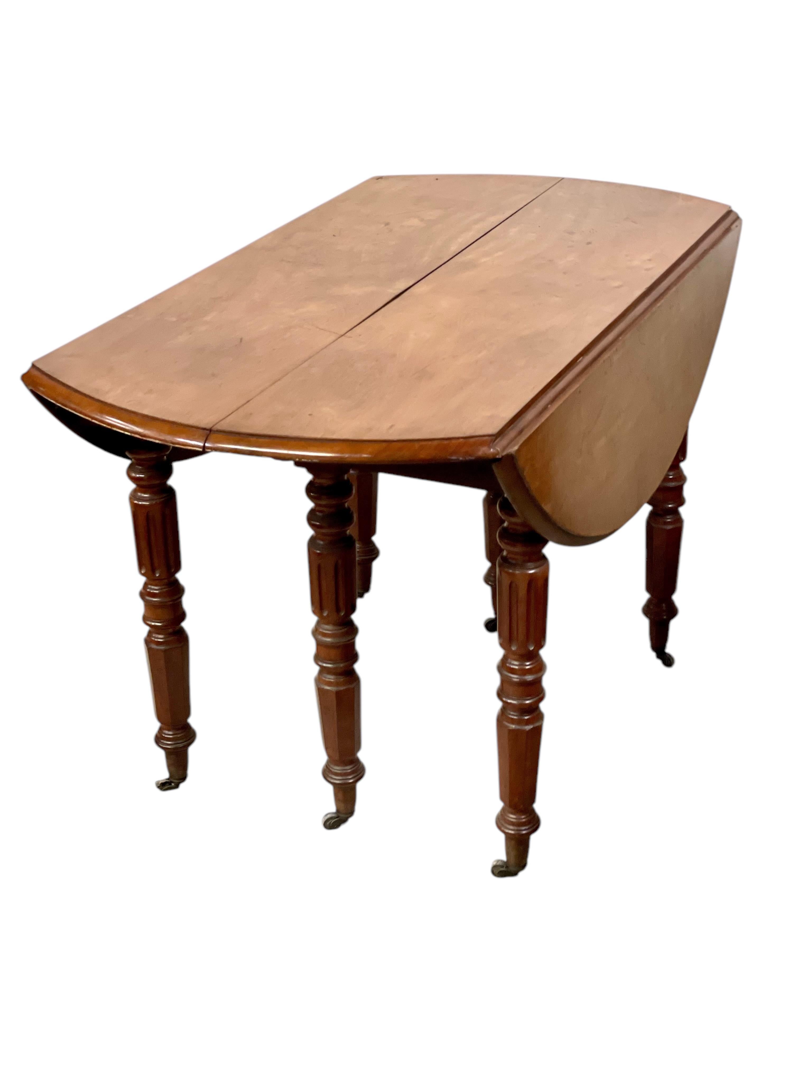 Table de salle à manger ovale du 19e siècle en vente 8