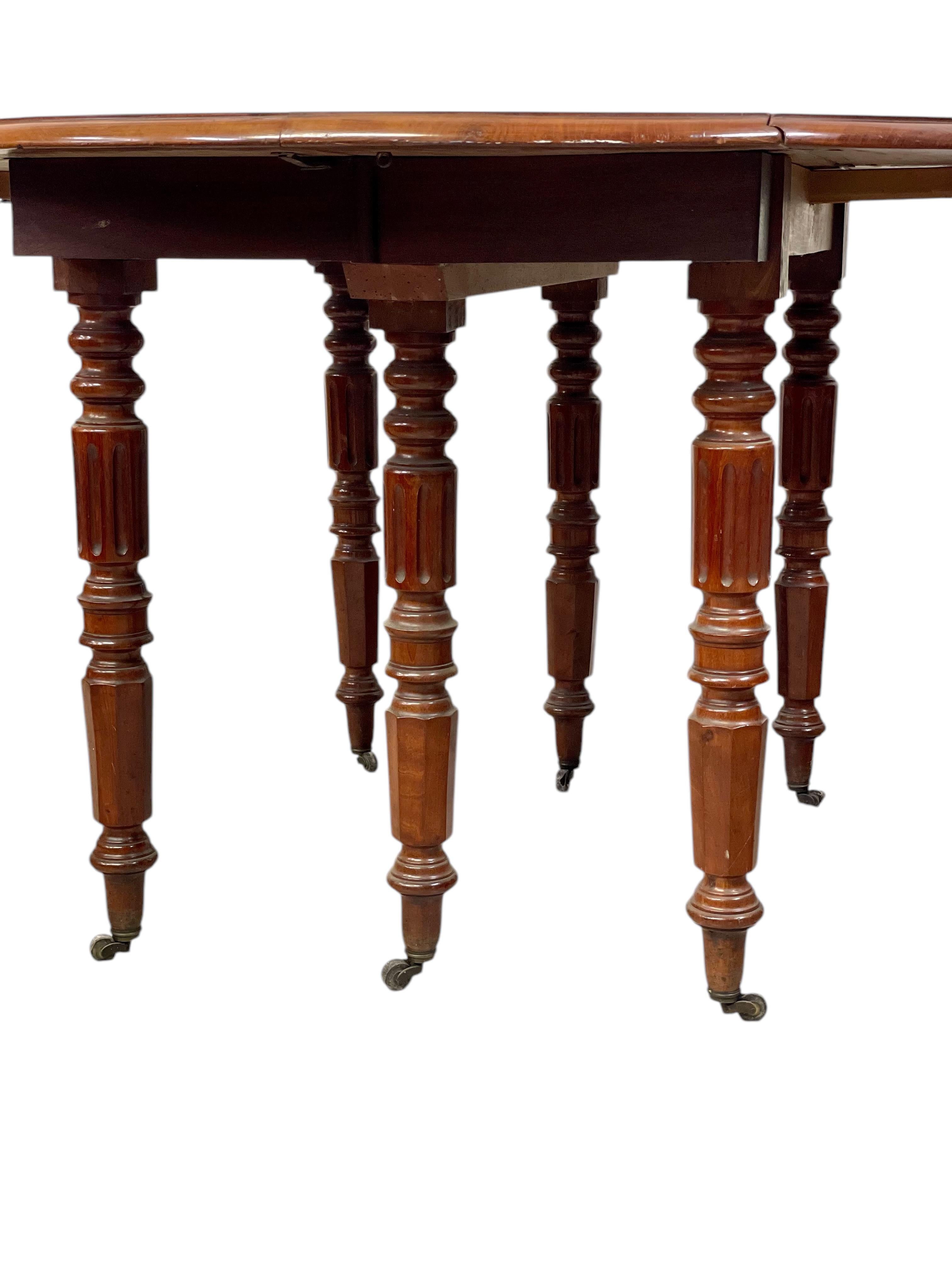 Table de salle à manger ovale du 19e siècle en vente 9