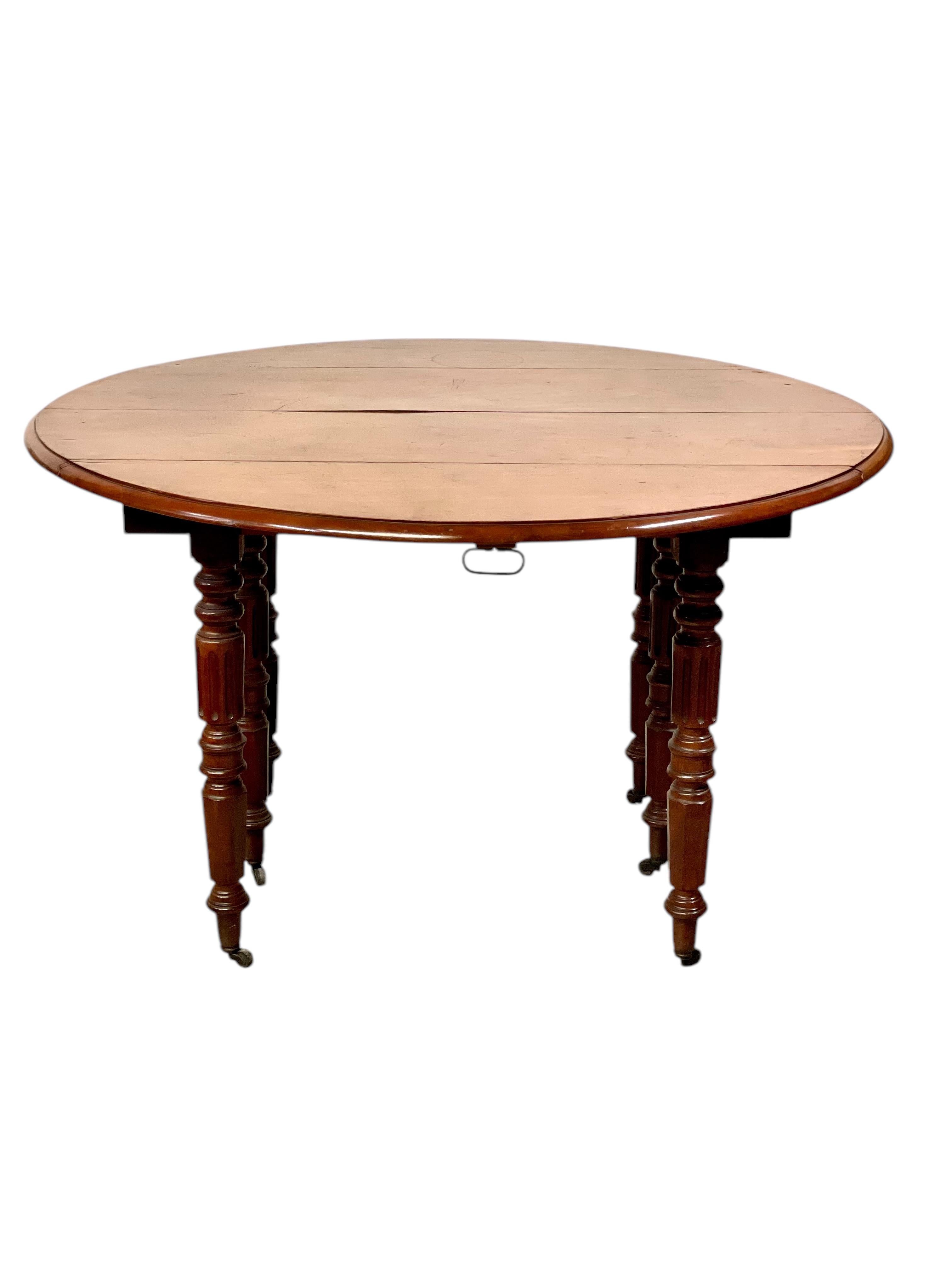 Table de salle à manger ovale du 19e siècle en vente 10