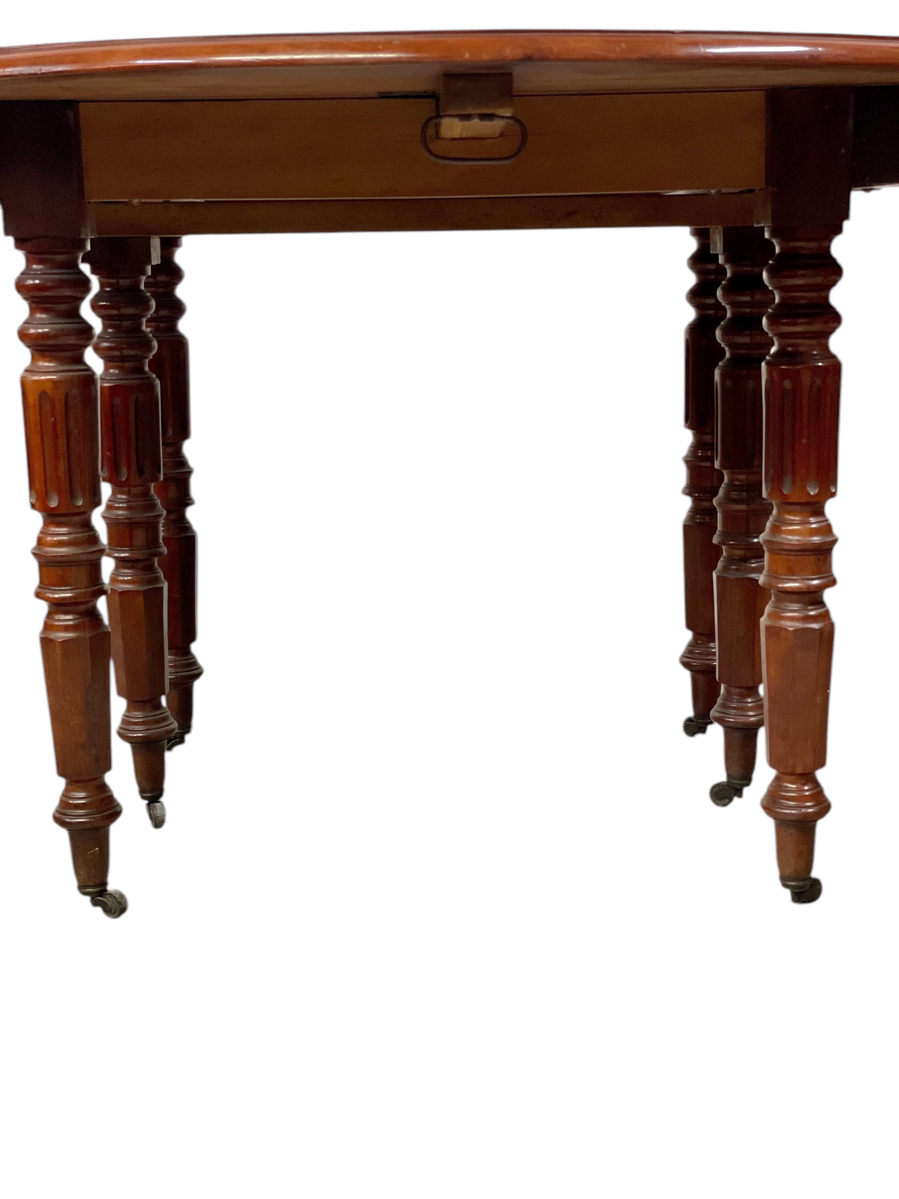 Table de salle à manger ovale du 19e siècle Bon état - En vente à LA CIOTAT, FR