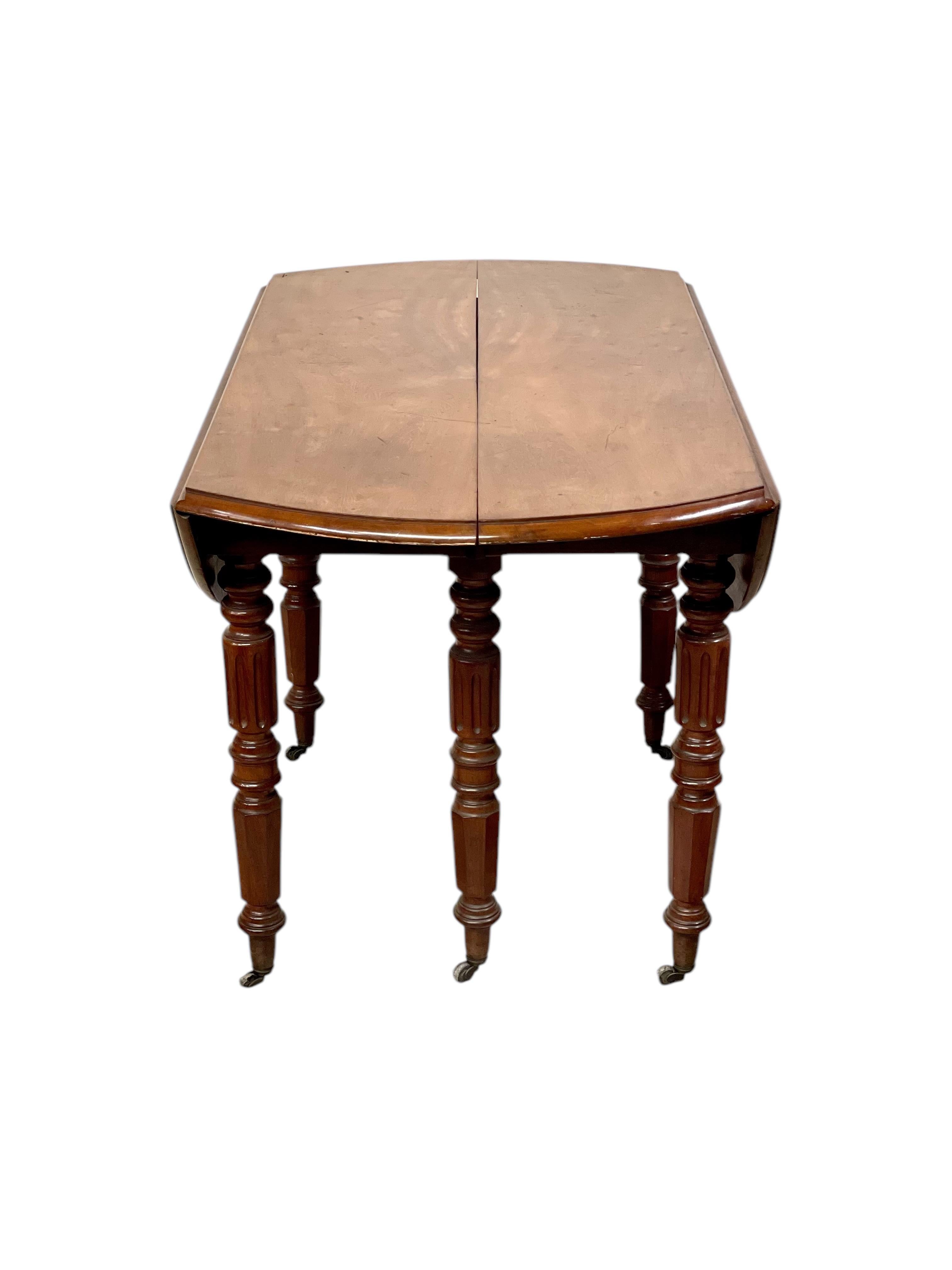 XIXe siècle Table de salle à manger ovale du 19e siècle en vente