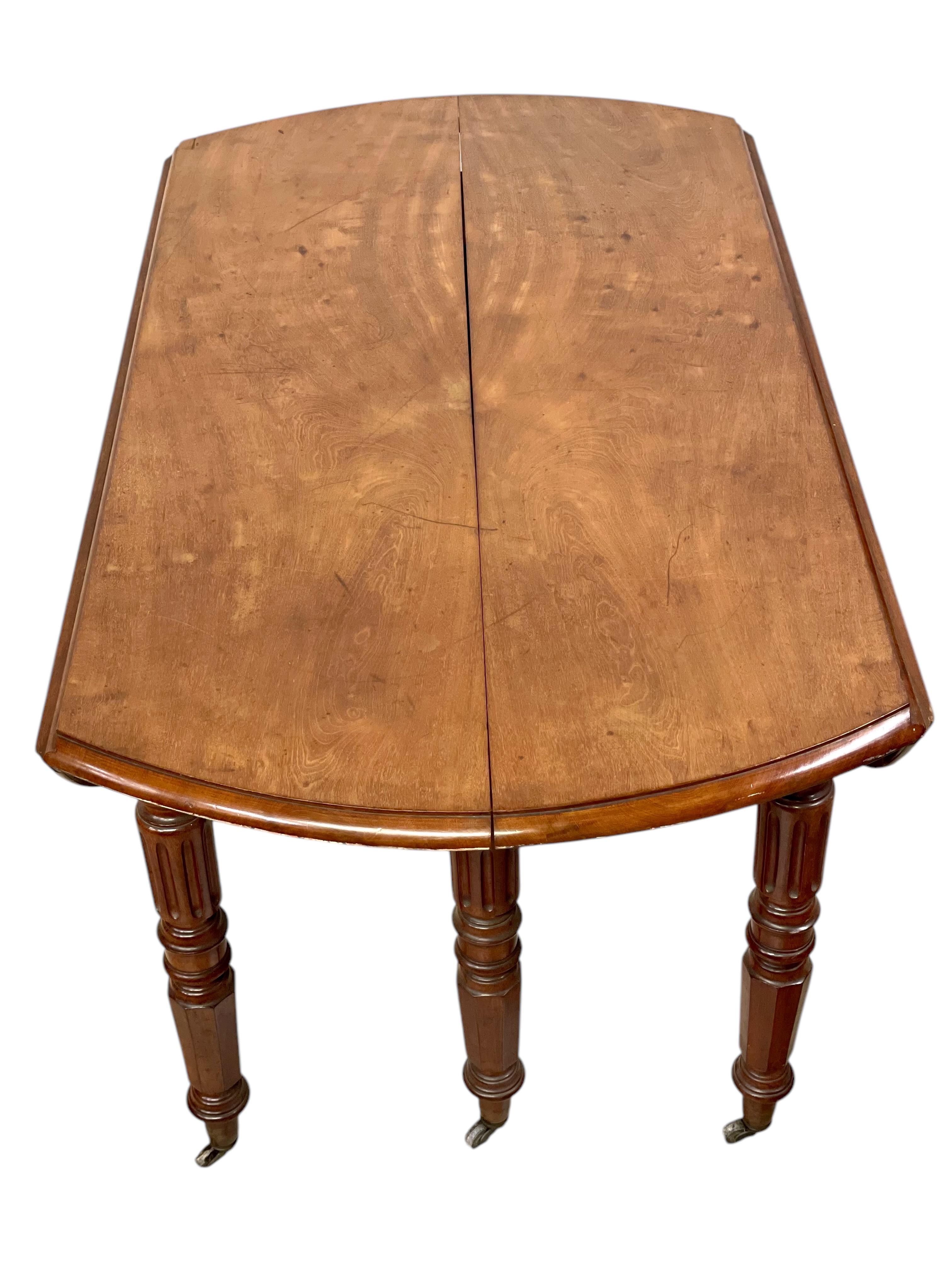 Noyer Table de salle à manger ovale du 19e siècle en vente
