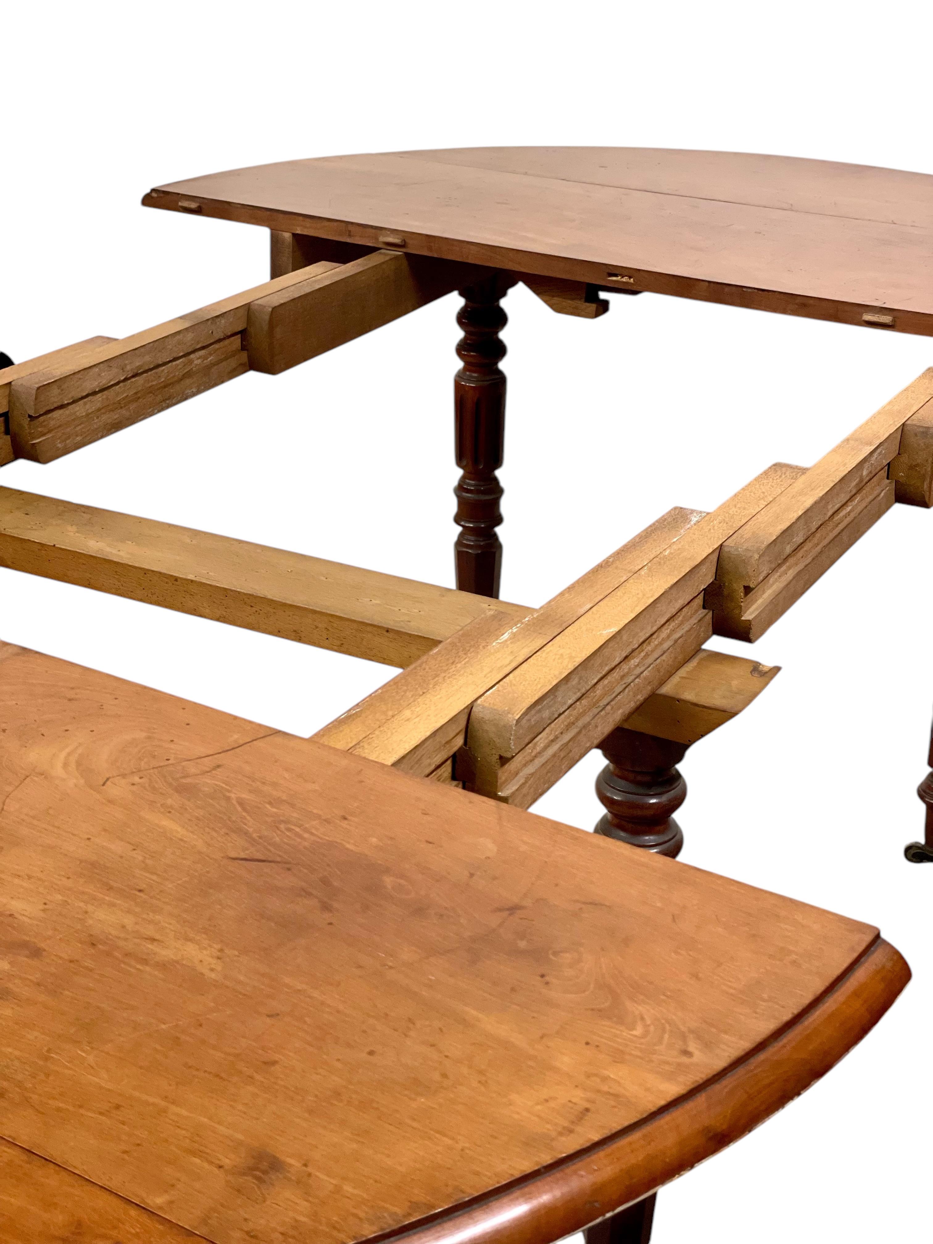 Table de salle à manger ovale du 19e siècle en vente 2