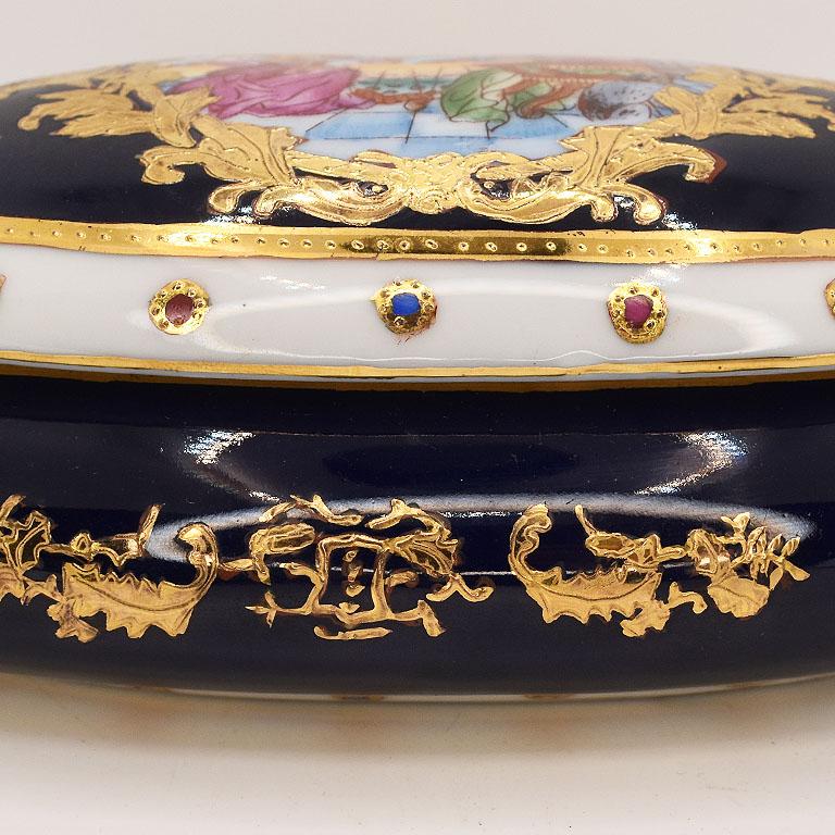Néo-classique Boîte ovale française du 19ème siècle en porcelaine Svres bleu cobalt doré avec couvercle en vente