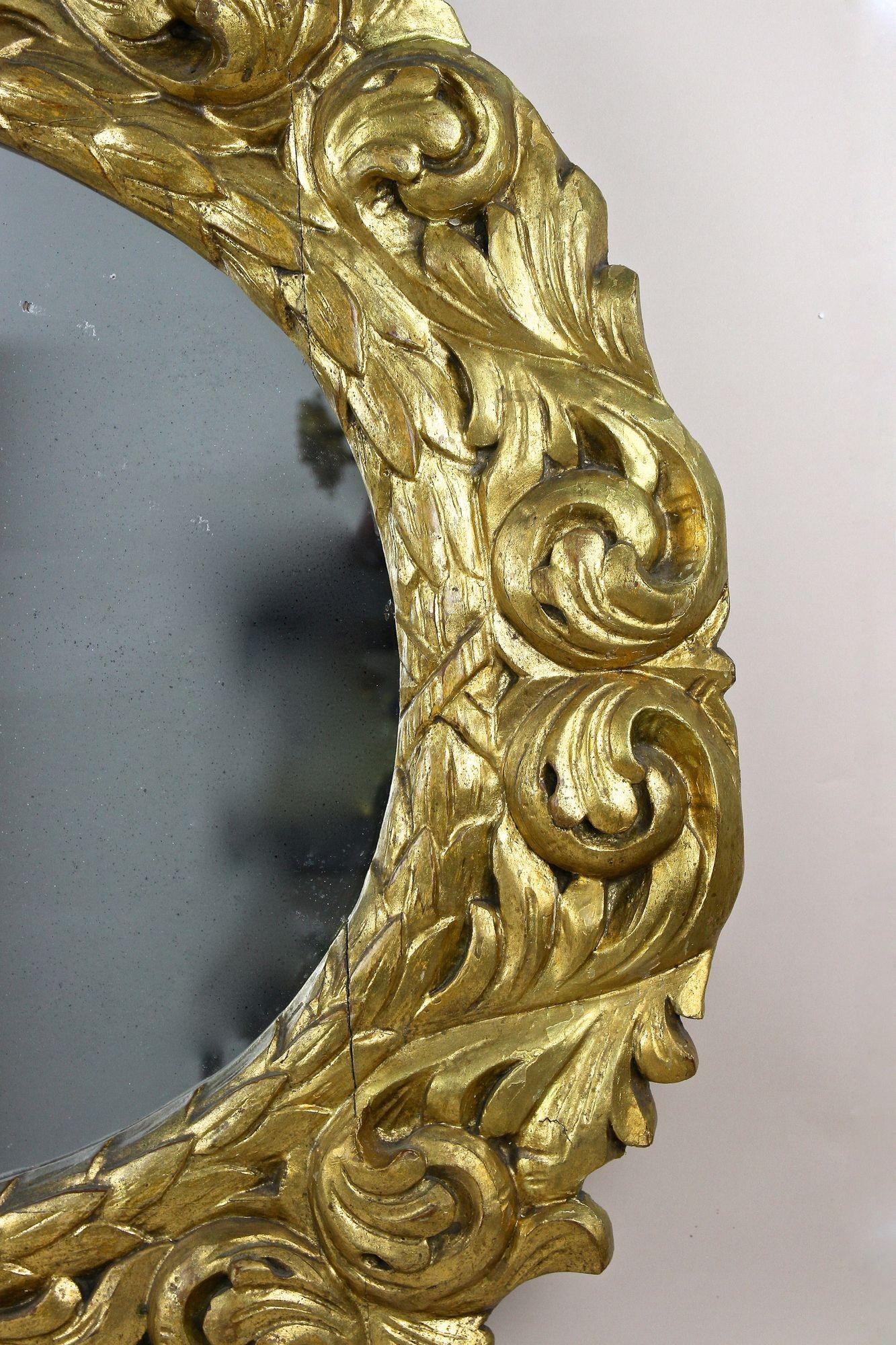 Autrichien Miroir Florentine ovale et doré du 19e siècle, plaque de miroir d'origine, AT vers 1810 en vente