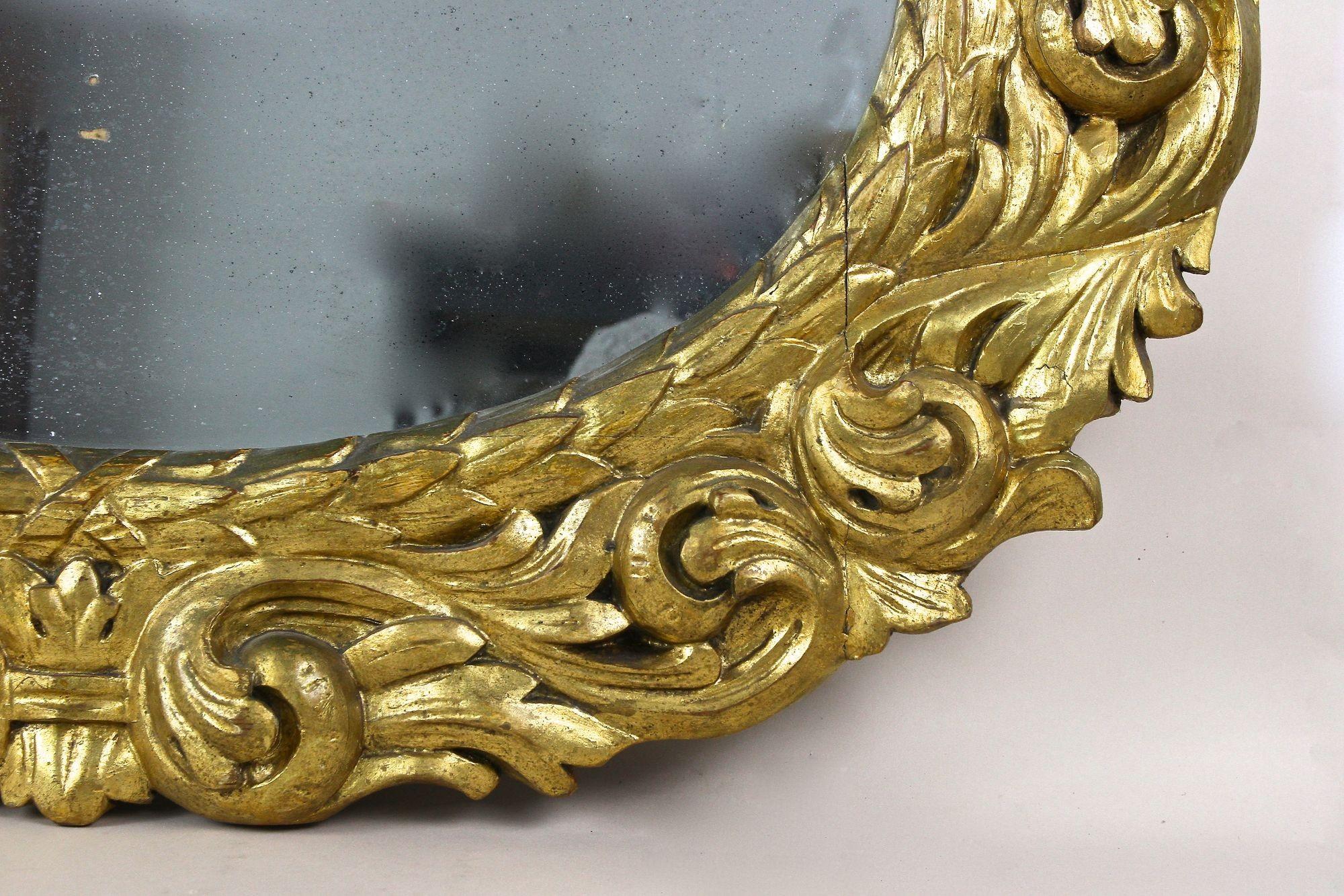Sculpté à la main Miroir Florentine ovale et doré du 19e siècle, plaque de miroir d'origine, AT vers 1810 en vente