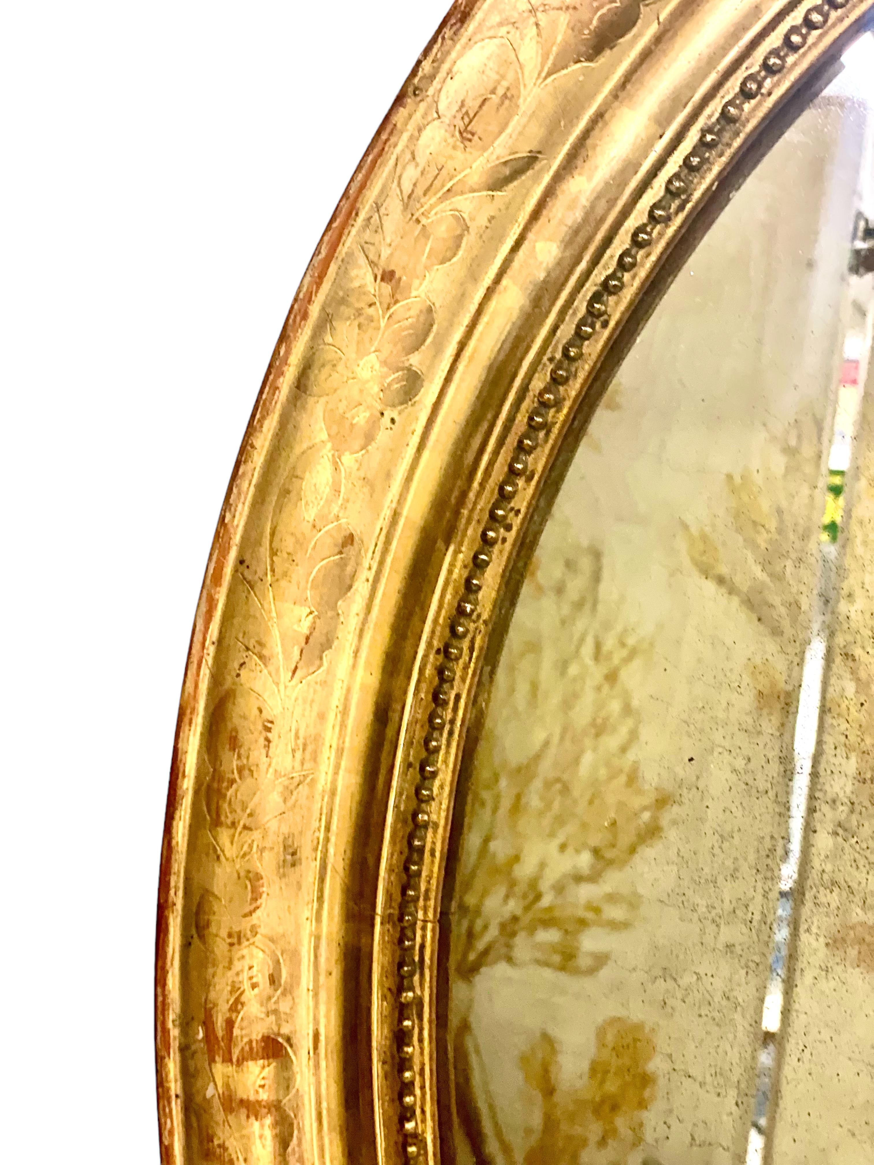 XIXe siècle Miroir mural ovale doré du 19e siècle en vente