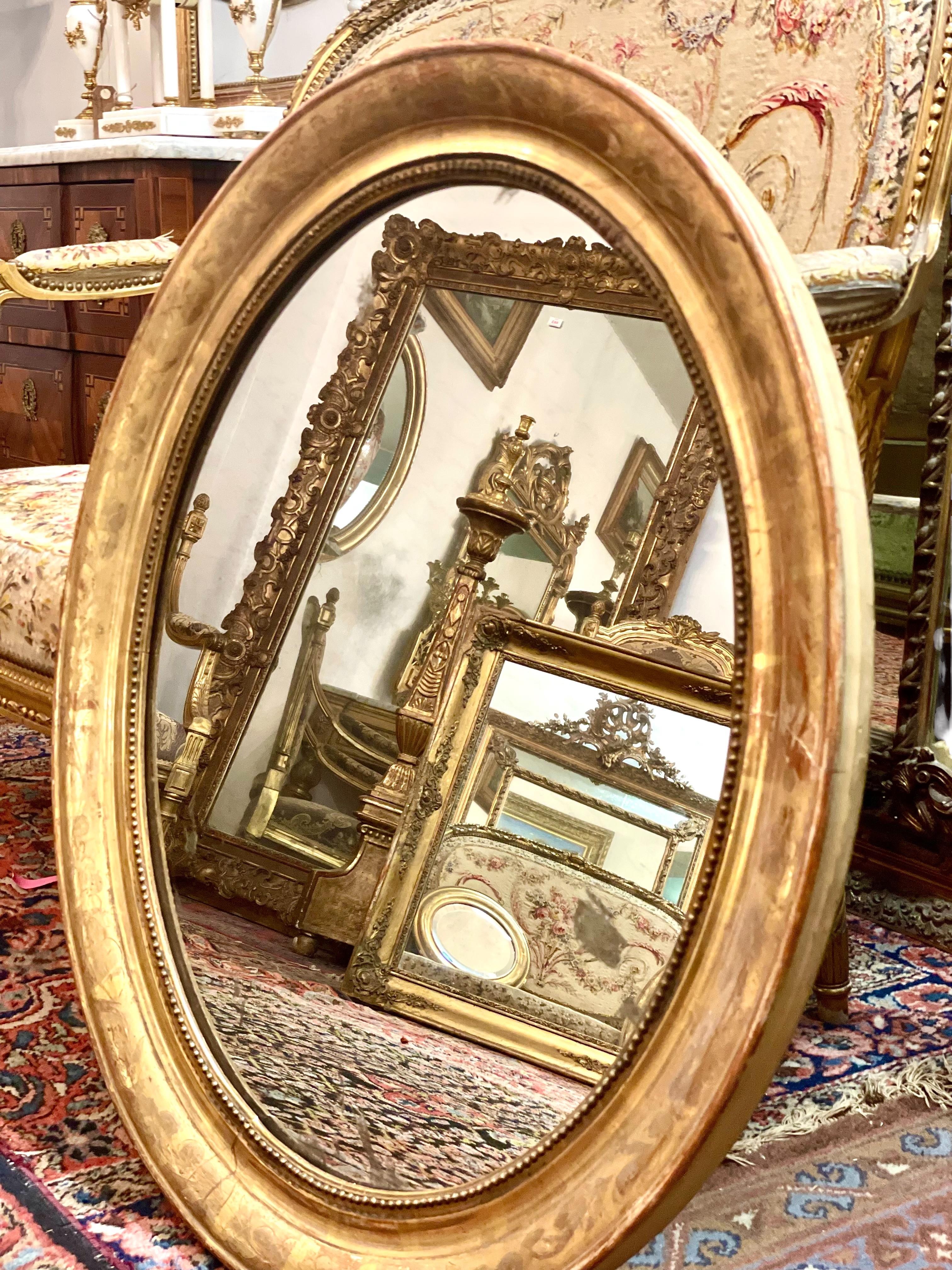 Miroir mural ovale doré du 19e siècle en vente 1