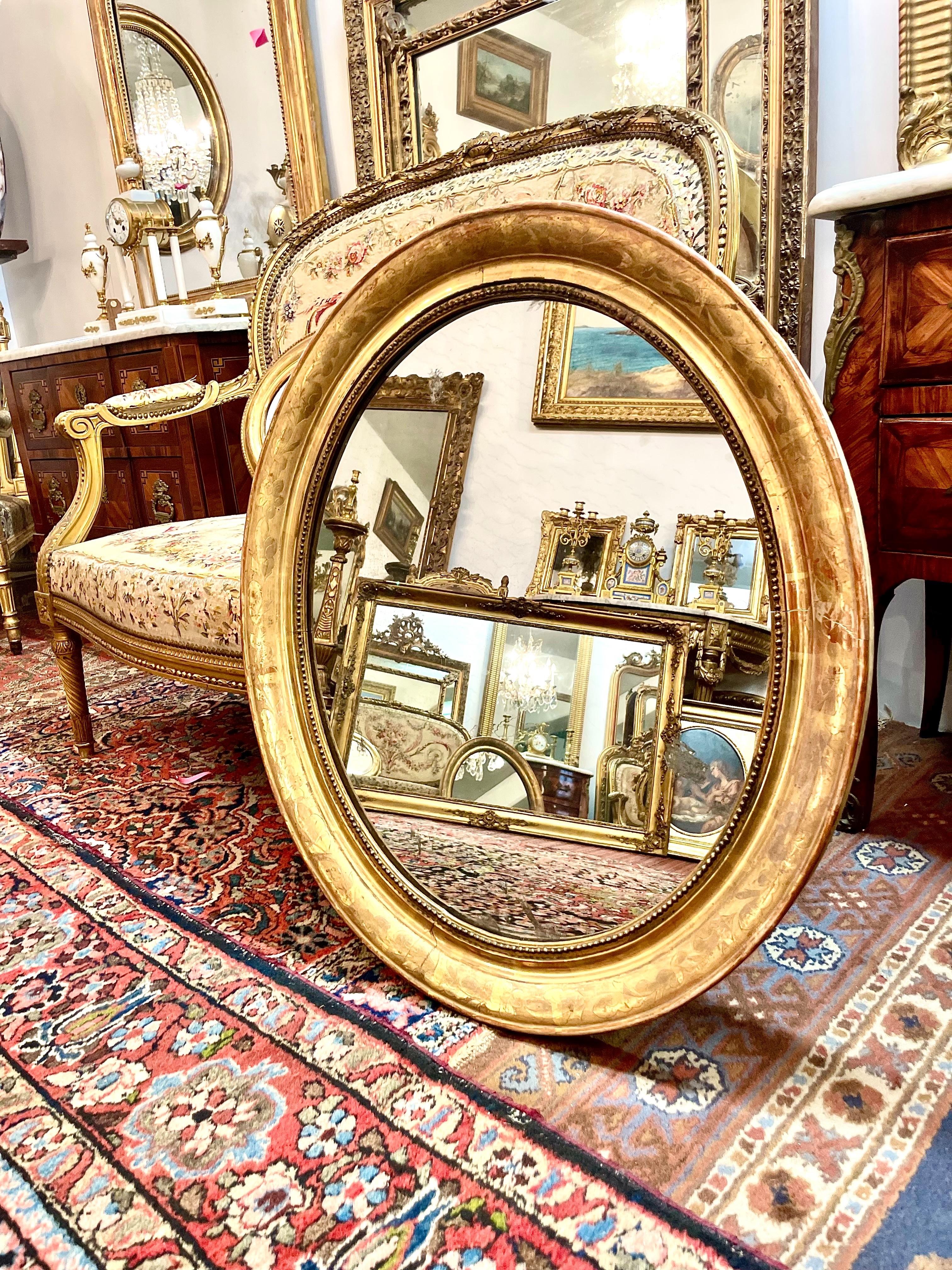 Miroir mural ovale doré du 19e siècle en vente 2