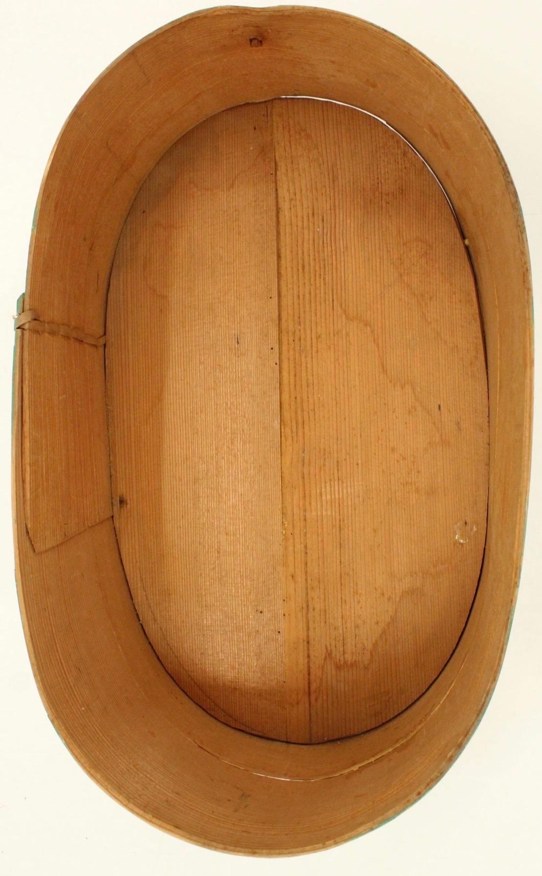 Fin du XIXe siècle Boîte de mariée ovale du 19ème siècle peinte à la main en bois cintré en vente