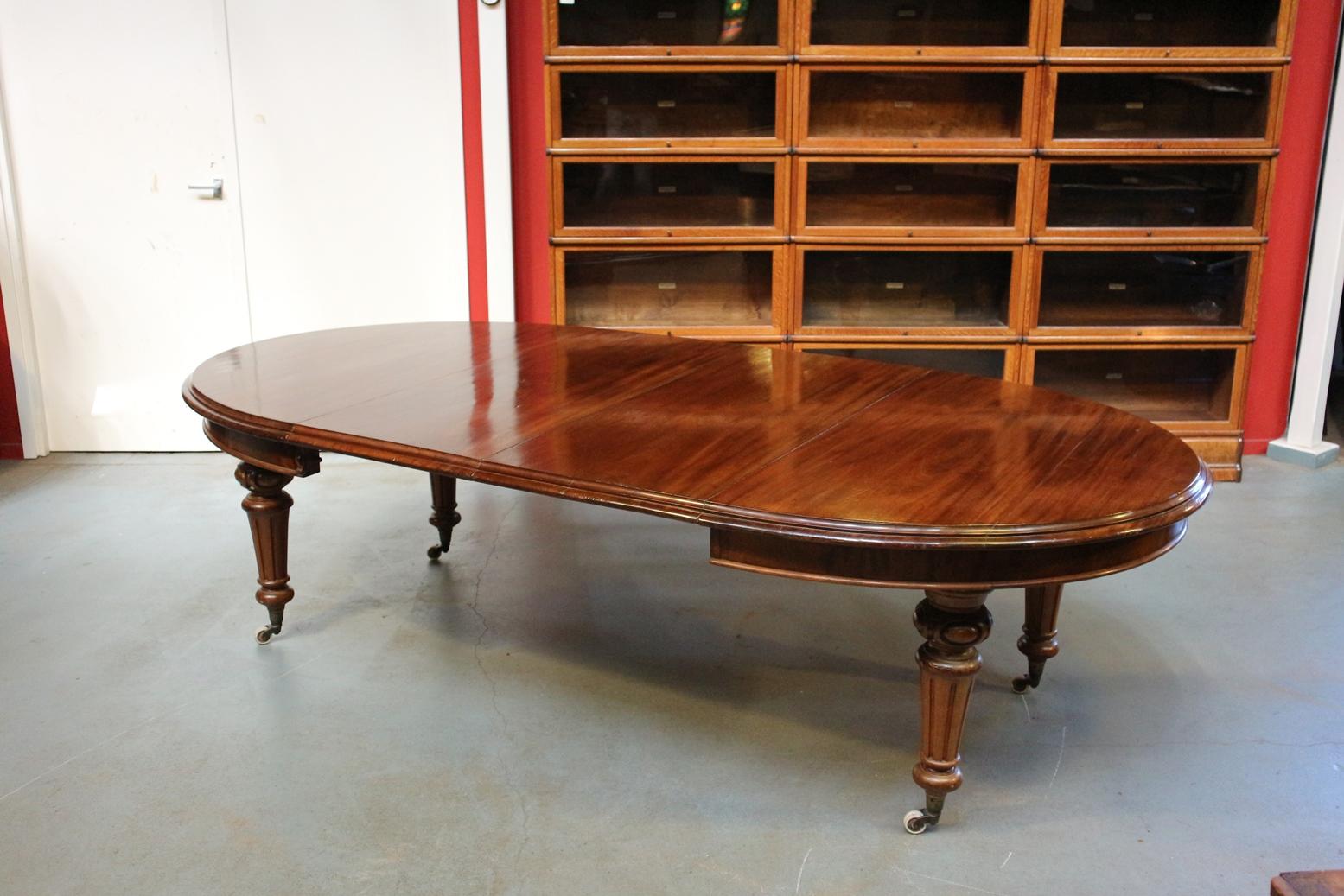 Beautiful antique oval table with 2 extra leaves in completely original condition. The table is on porcelain wheels. Due to the 2 extra blades, multiple lengths can be realized. The table has a beautiful aged look and warm color.
Origin: