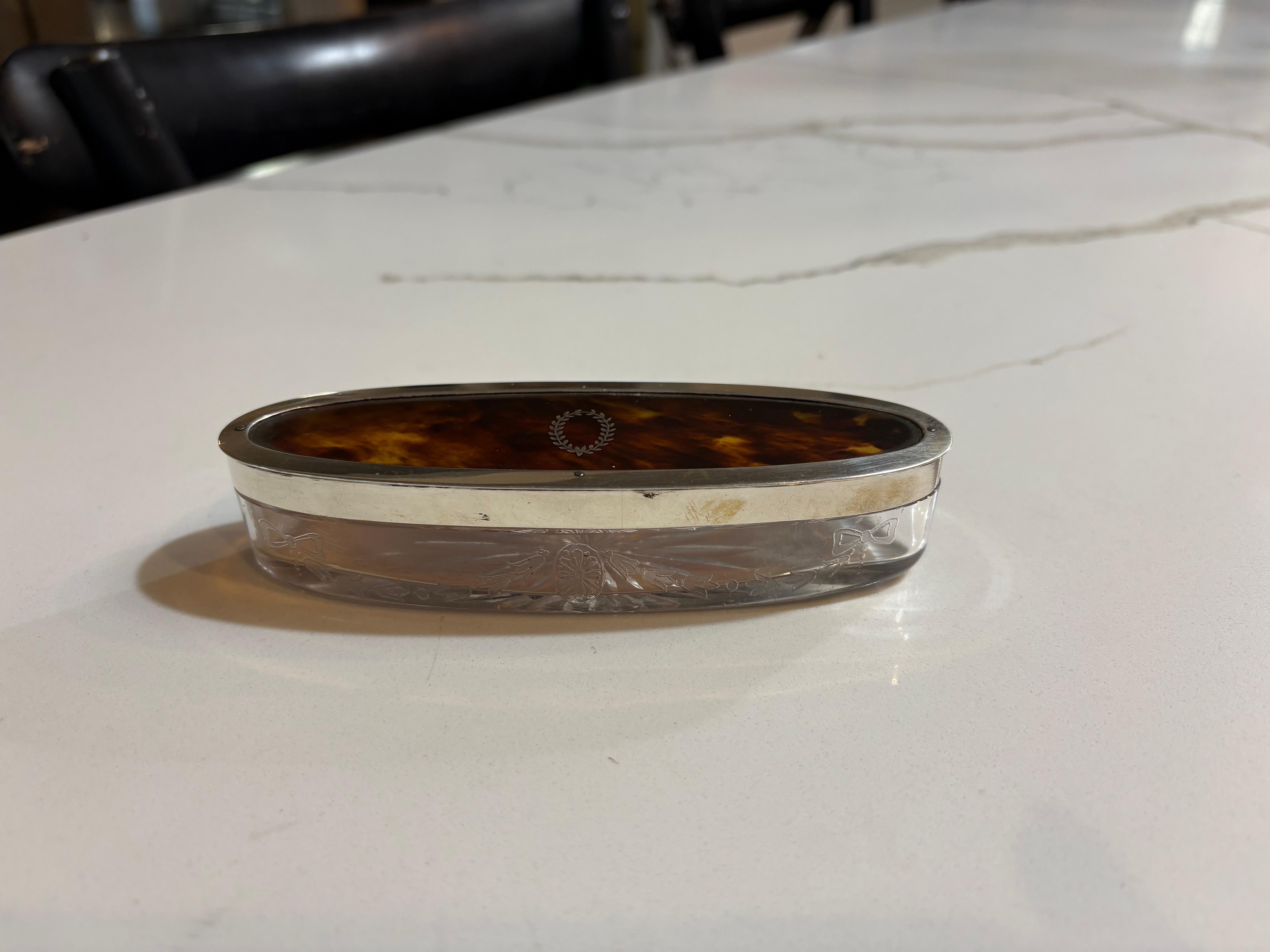 19th century oval tortoise shell box with glass base and maker markings. In Good Condition For Sale In Atlanta, GA