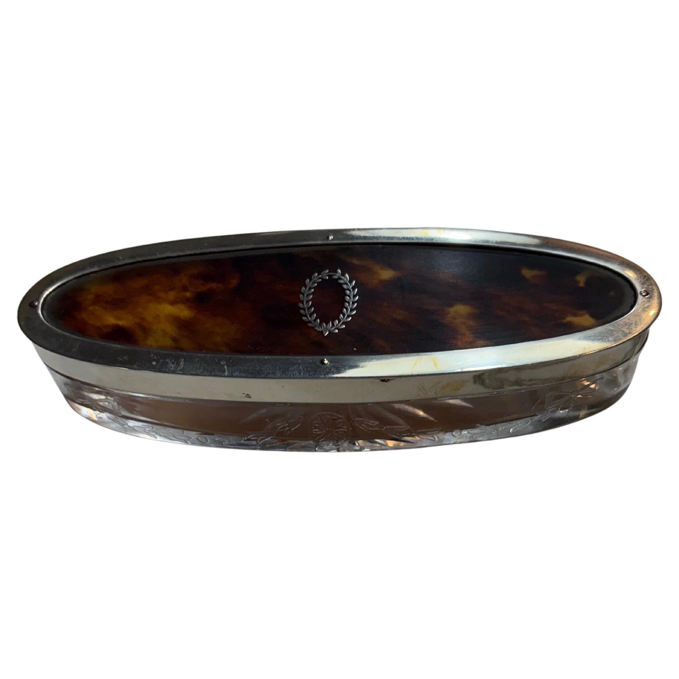Scatola ovale in guscio di tartaruga del XIX secolo con base in vetro e marchi del produttore.