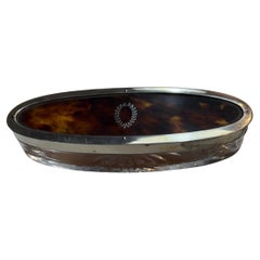 Scatola ovale in guscio di tartaruga del XIX secolo con base in vetro e marchi del produttore.