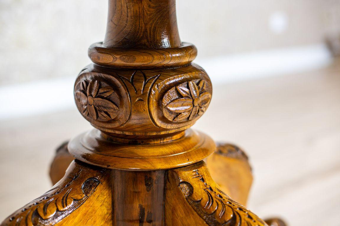 Veneer 19th Century Oval Victorian Table For Sale