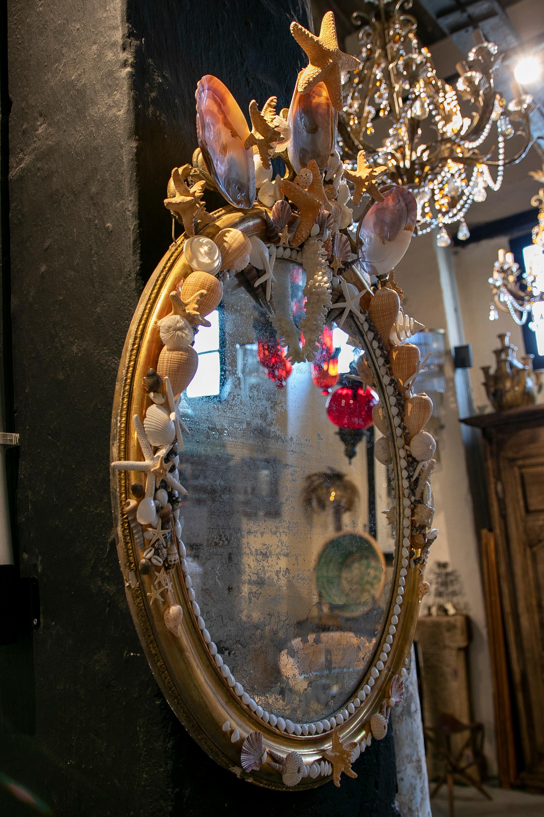 Spanish 19th Century Oval Wall Mirror with Modern Shell Decoration For Sale