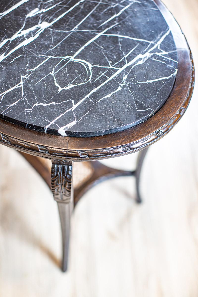 19th-Century Oval Walnut Coffee Table with Marble Top In Good Condition In Opole, PL