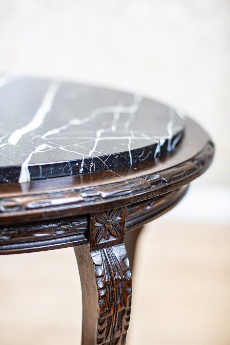 19th-Century Oval Walnut Coffee Table with Marble Top For Sale 3