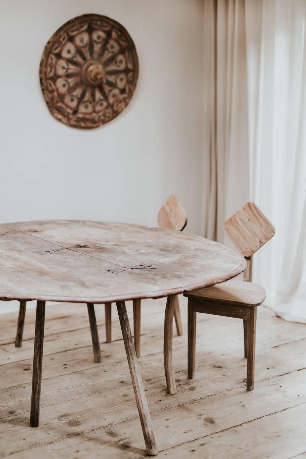 19th Century Ovalshaped Table  In Distressed Condition In Brecht, BE