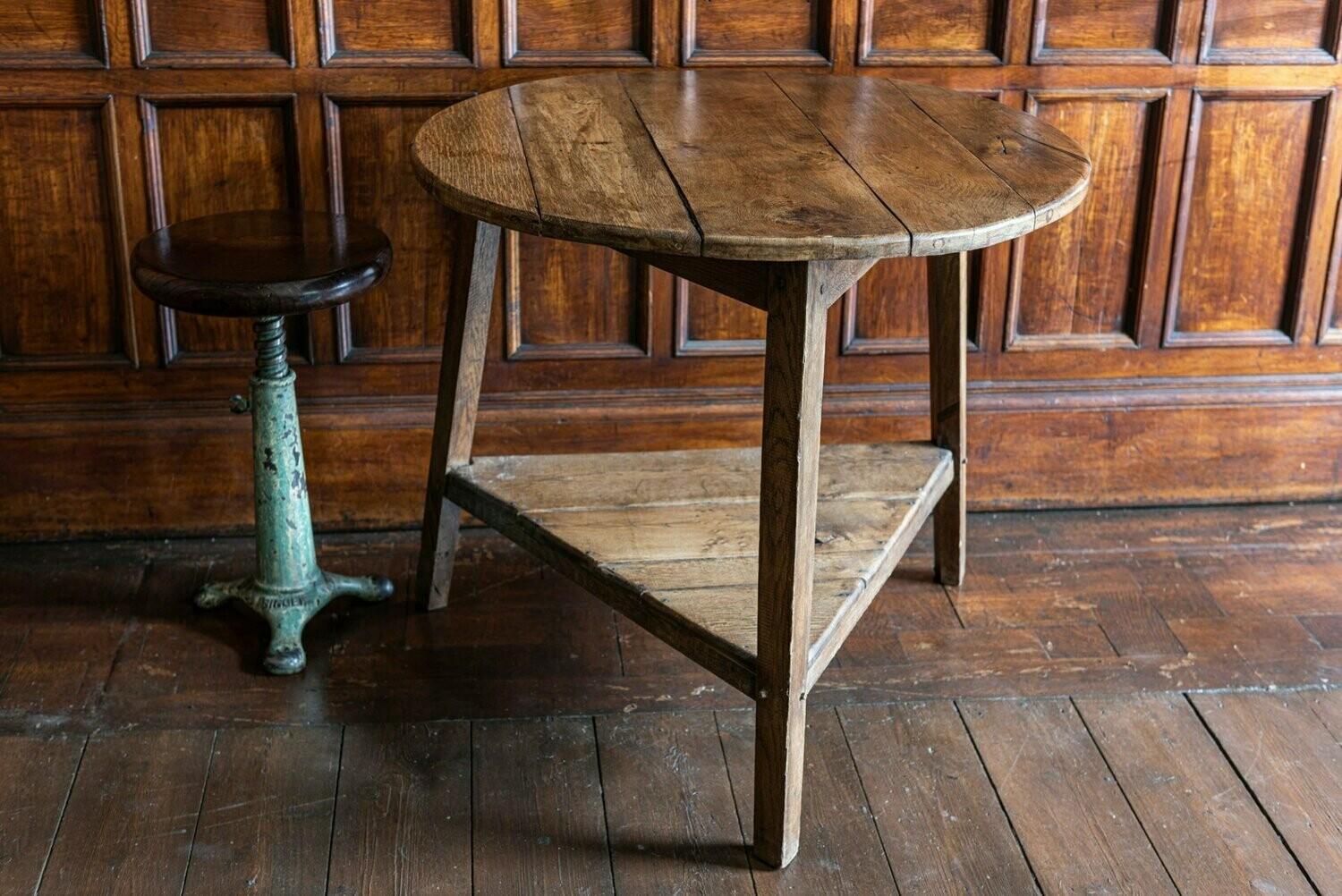 19th century oversized English oak cricket table.
Pegged construction

Size: Height 77 cm x diameter 84 cm.
