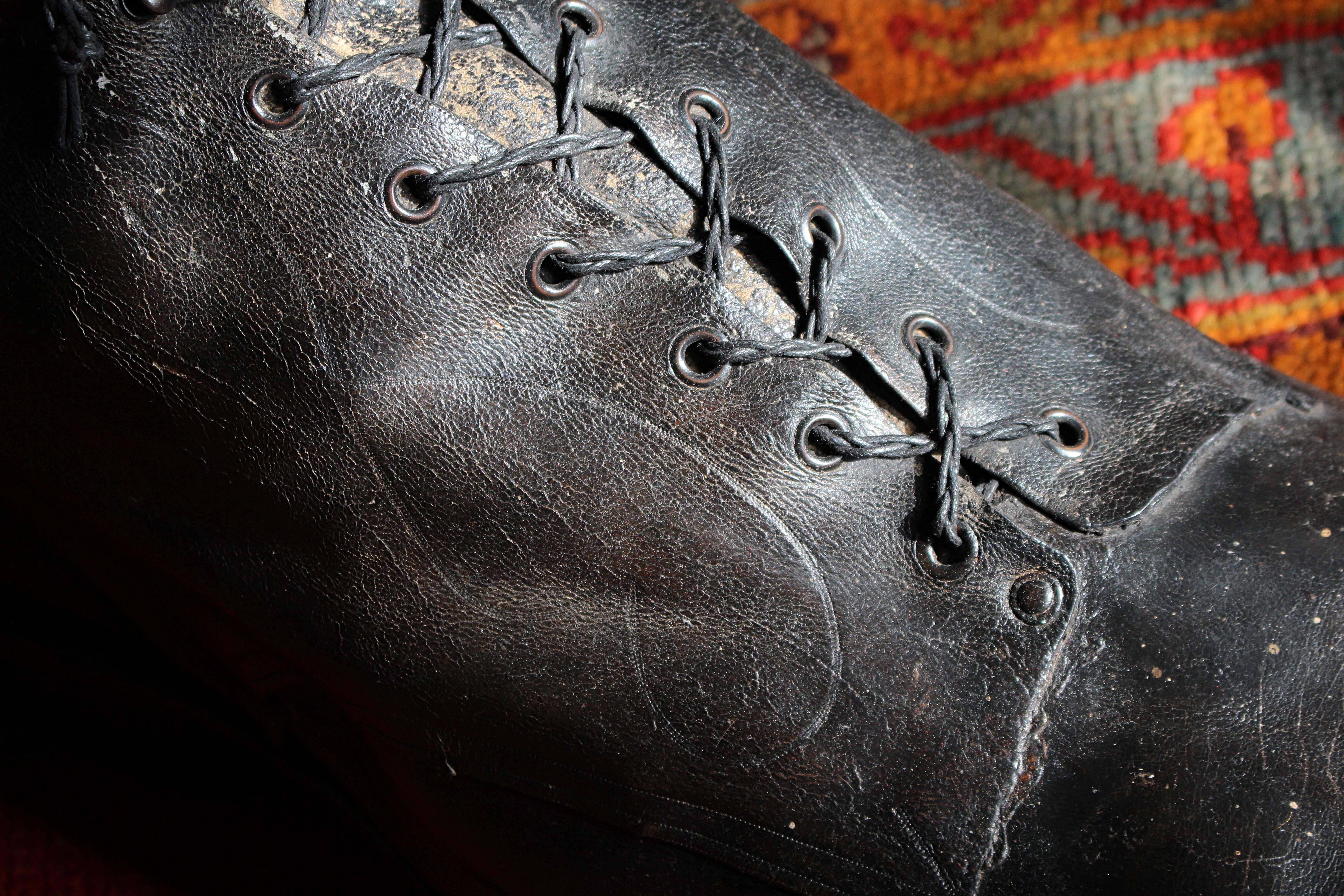 19. Jahrhundert überdimensionale riesige Folk Art Vollleder Messe Zeichen Balmoral Boot (Leder) im Angebot