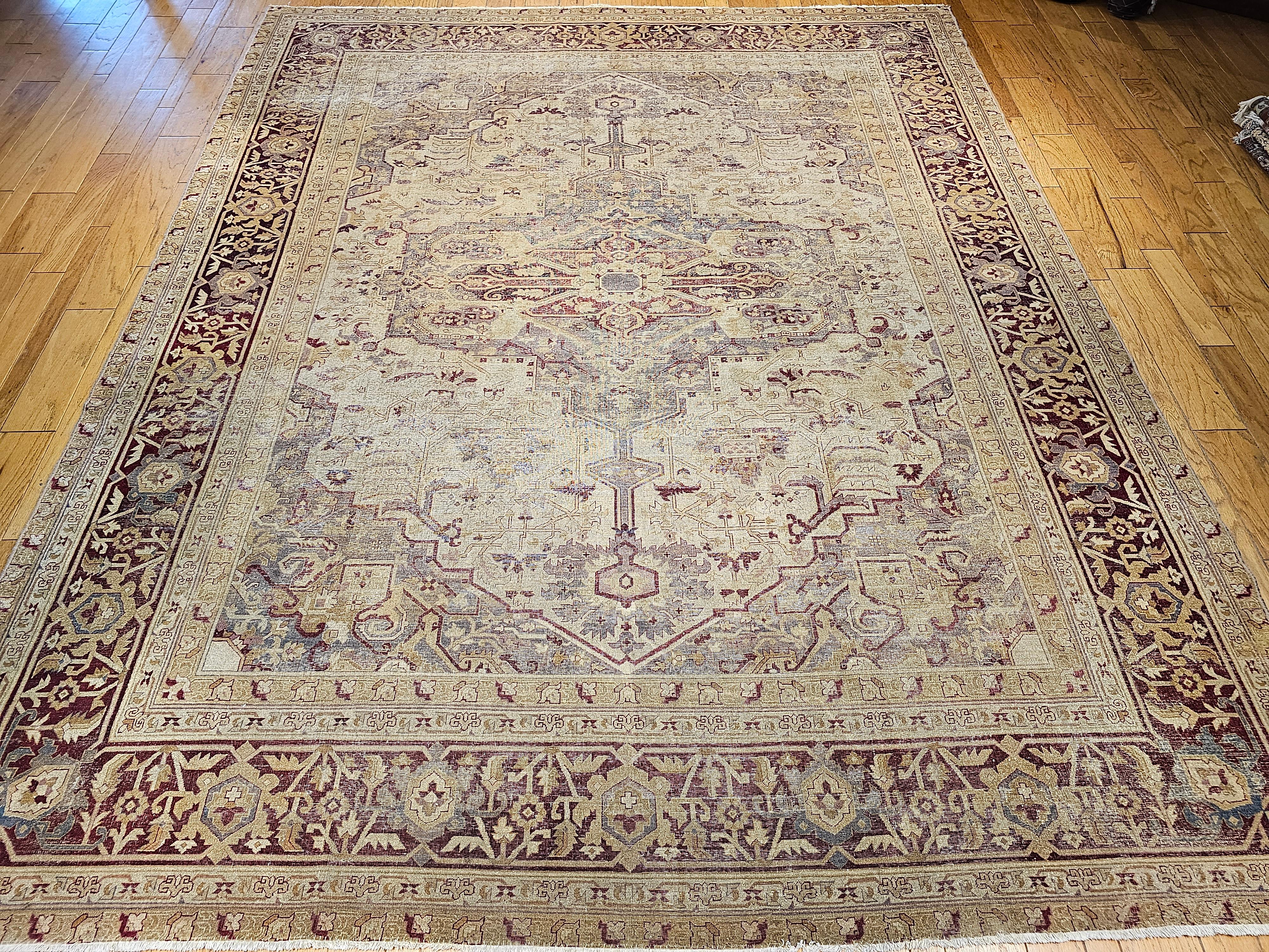Un eccezionale tappeto indiano Agra oversize del XIX secolo con un maestoso disegno a medaglione su larga scala in una rara ed eterea tavolozza di viola chiaro, grigio tenue, bordeaux e oro pallido. La composizione è incentrata su un elegante