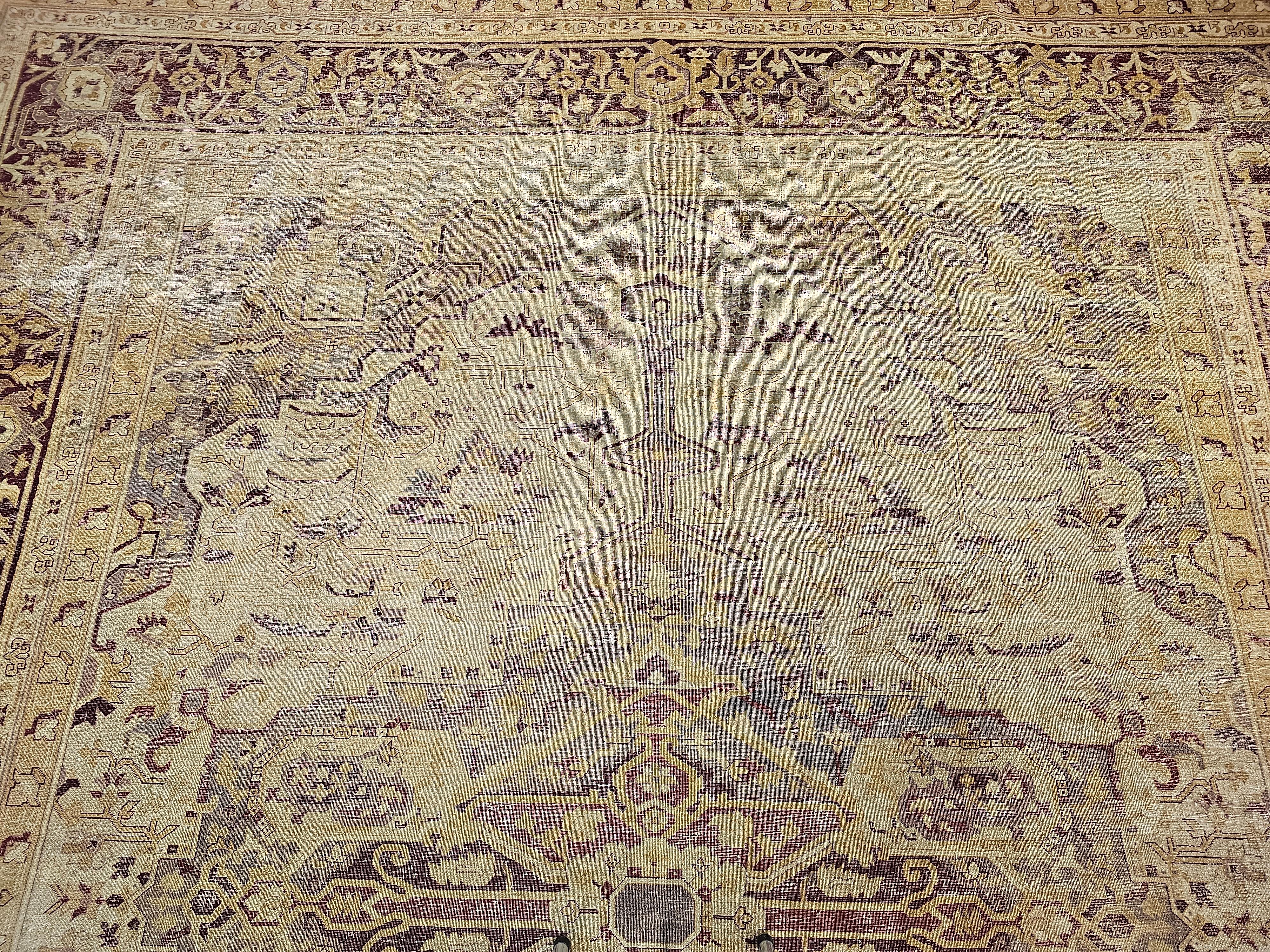 Tintura vegetale Agra indiana del XIX secolo di grandi dimensioni in viola pallido, grigio, borgogna e oro pallido in vendita