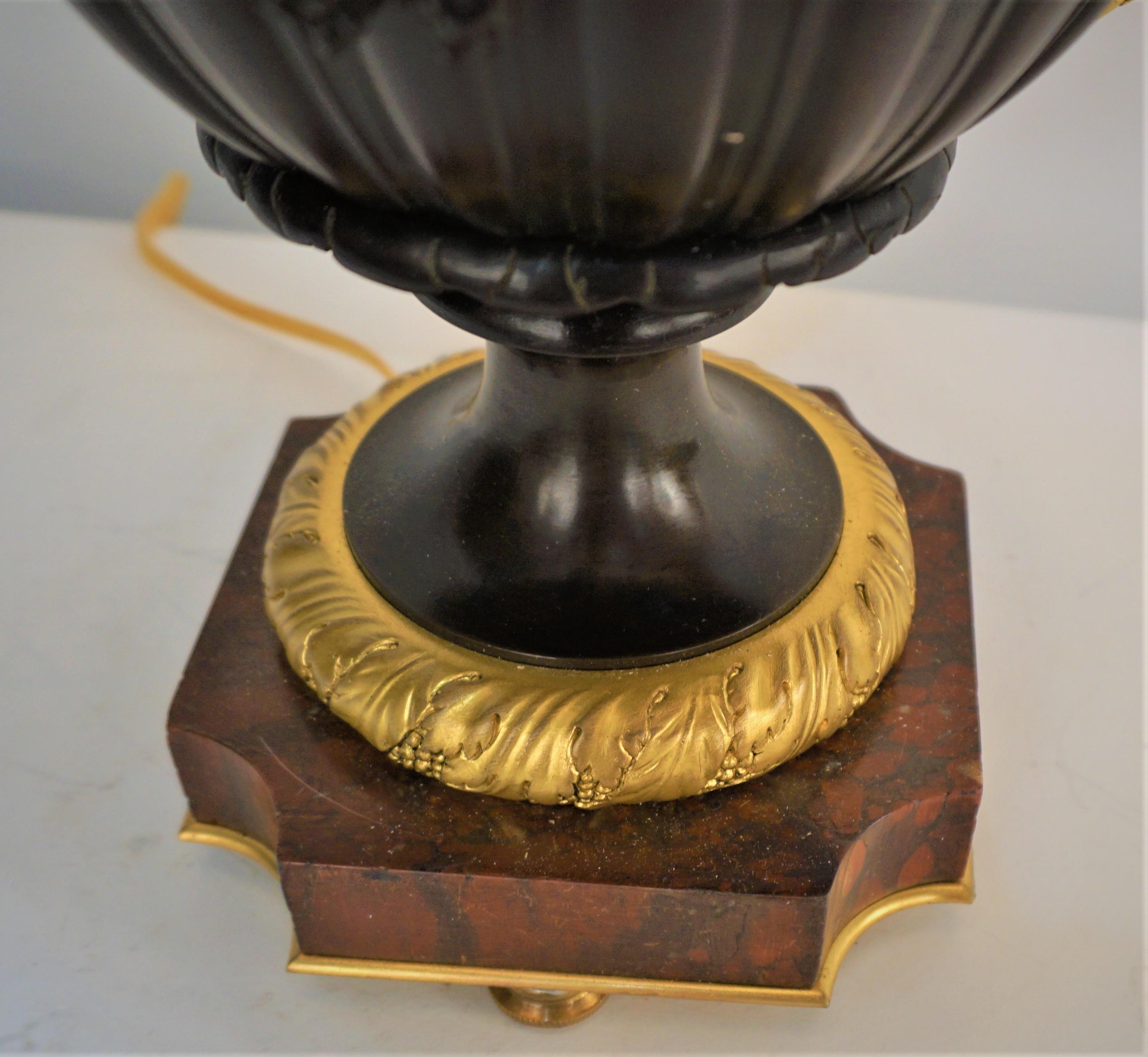 Empire Lampe à huile électrifiée en bronze oxydé et doré du 19ème siècle en vente