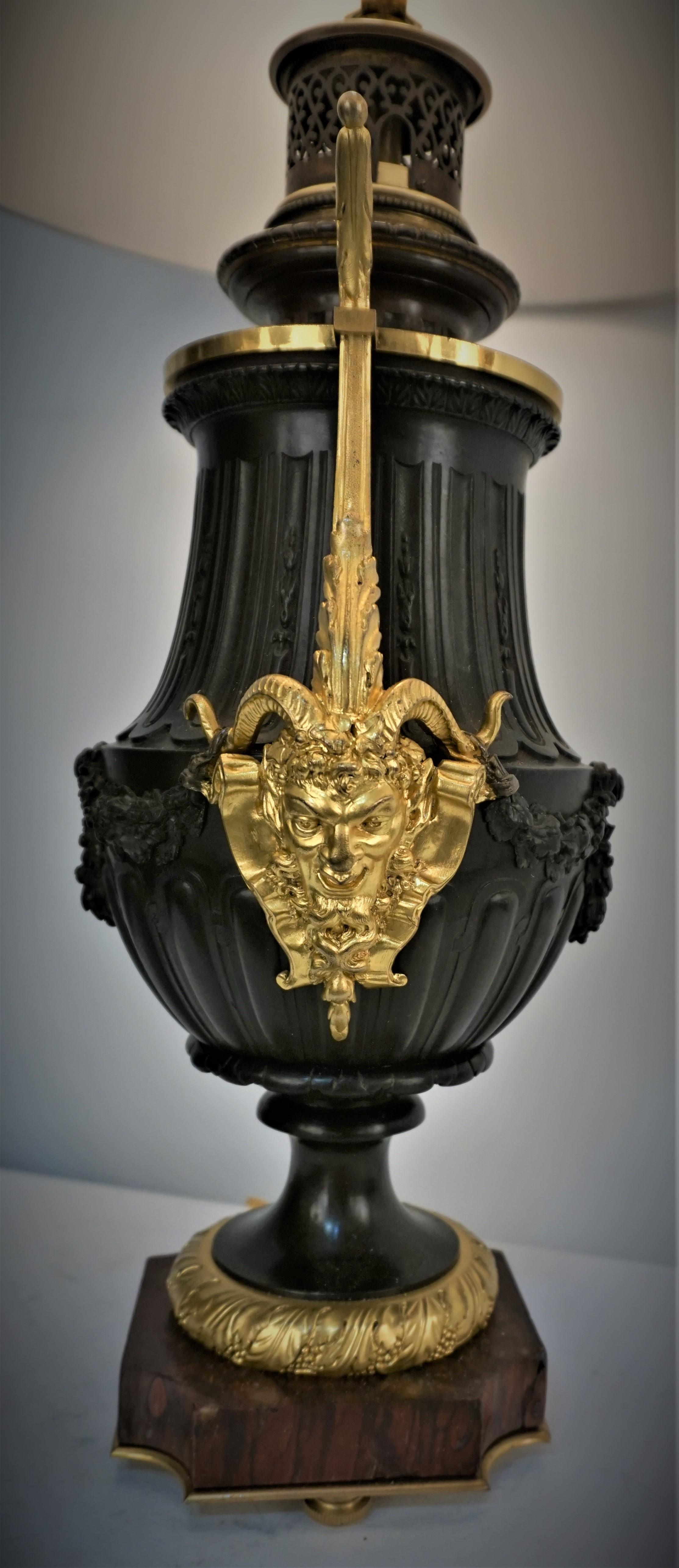 Français Lampe à huile électrifiée en bronze oxydé et doré du 19ème siècle en vente