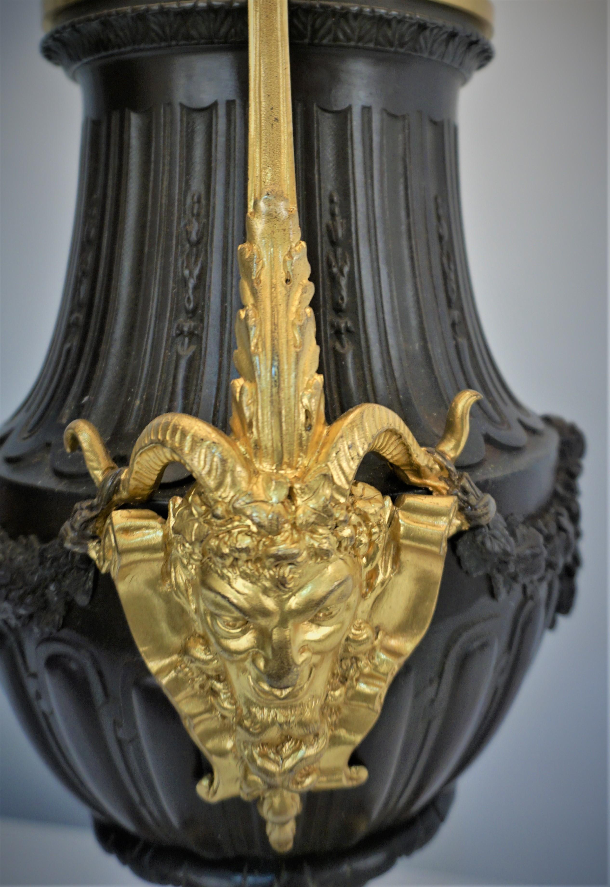Doré Lampe à huile électrifiée en bronze oxydé et doré du 19ème siècle en vente