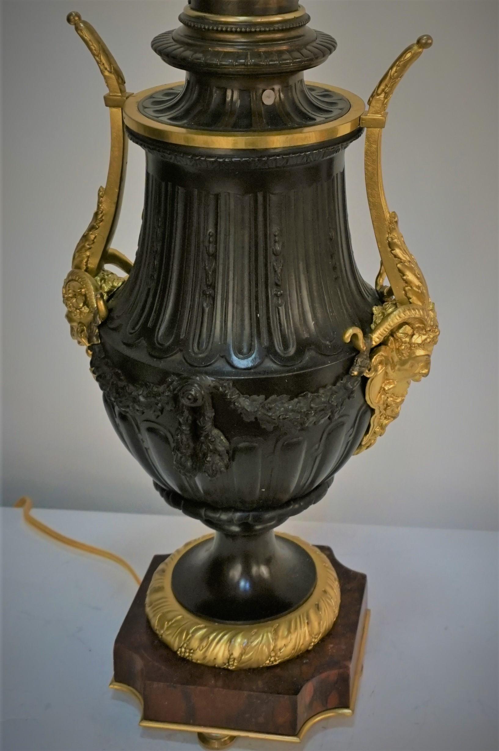 Lampe à huile électrifiée en bronze oxydé et doré du 19ème siècle Bon état - En vente à Fairfax, VA