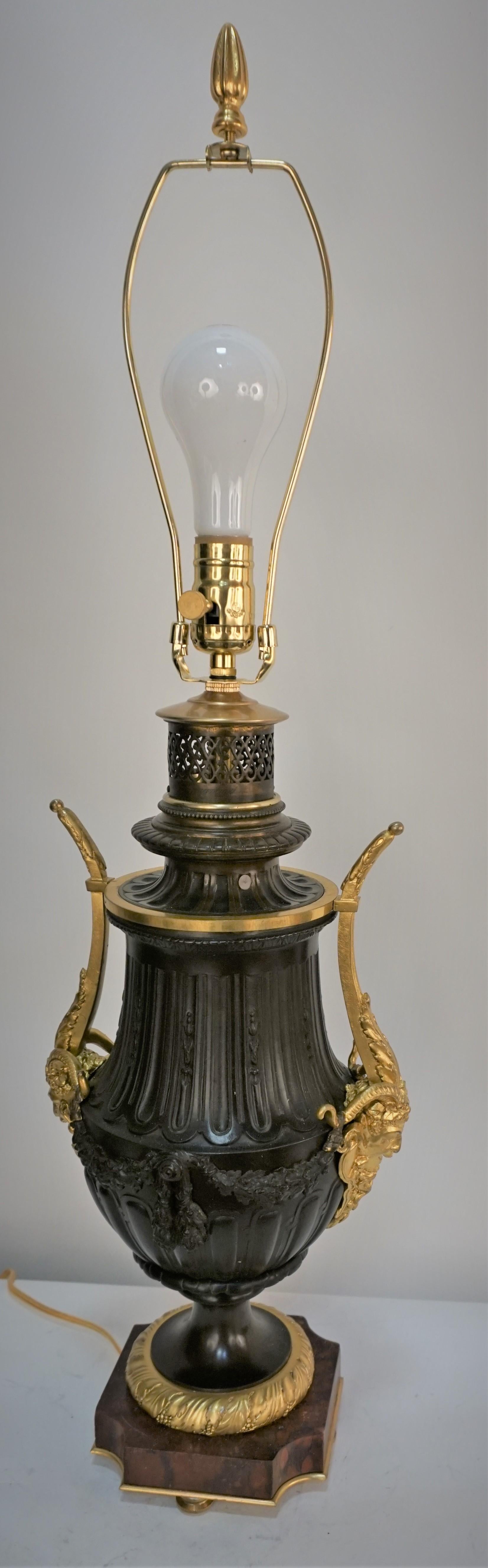 XIXe siècle Lampe à huile électrifiée en bronze oxydé et doré du 19ème siècle en vente