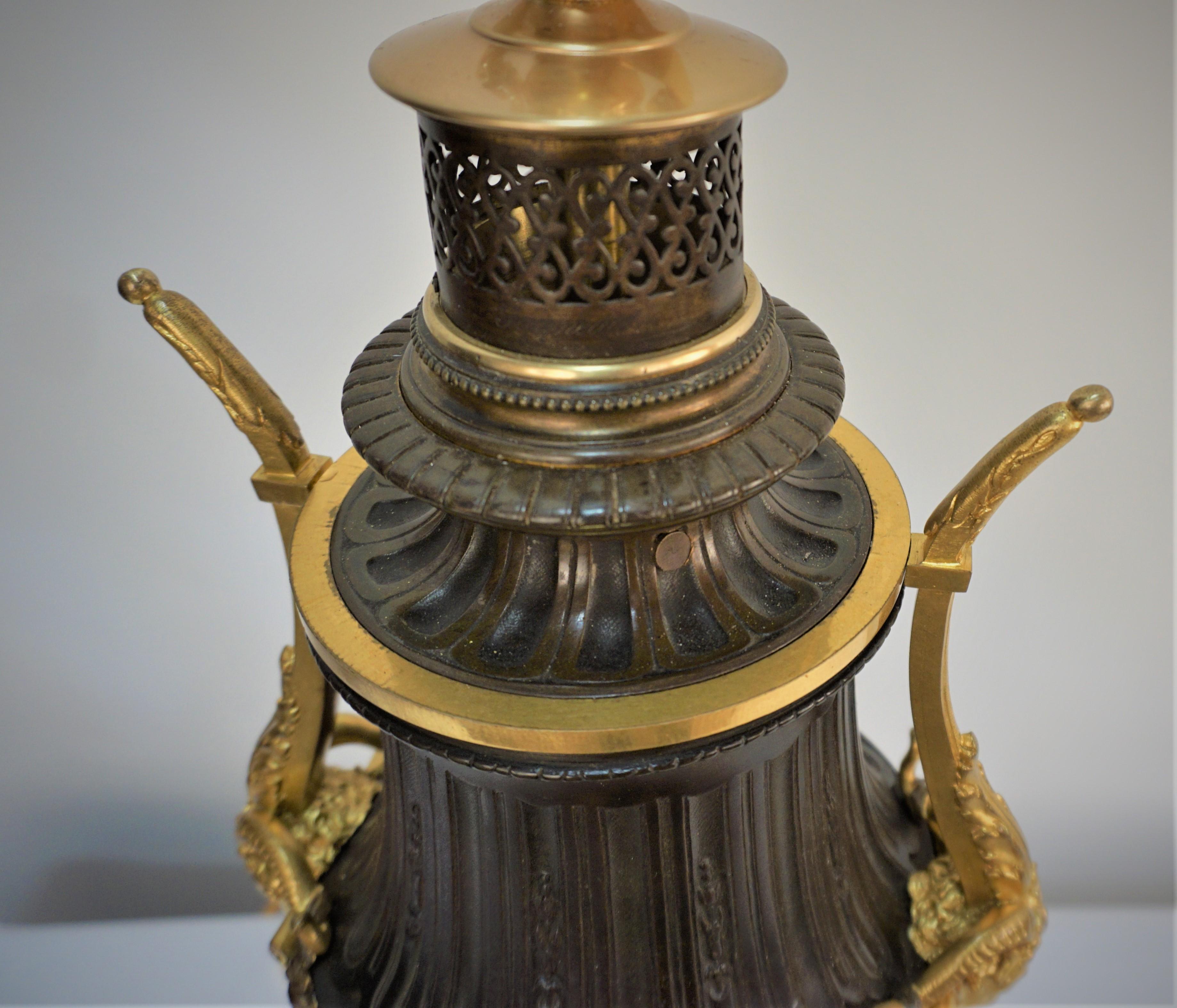 Bronze Lampe à huile électrifiée en bronze oxydé et doré du 19ème siècle en vente