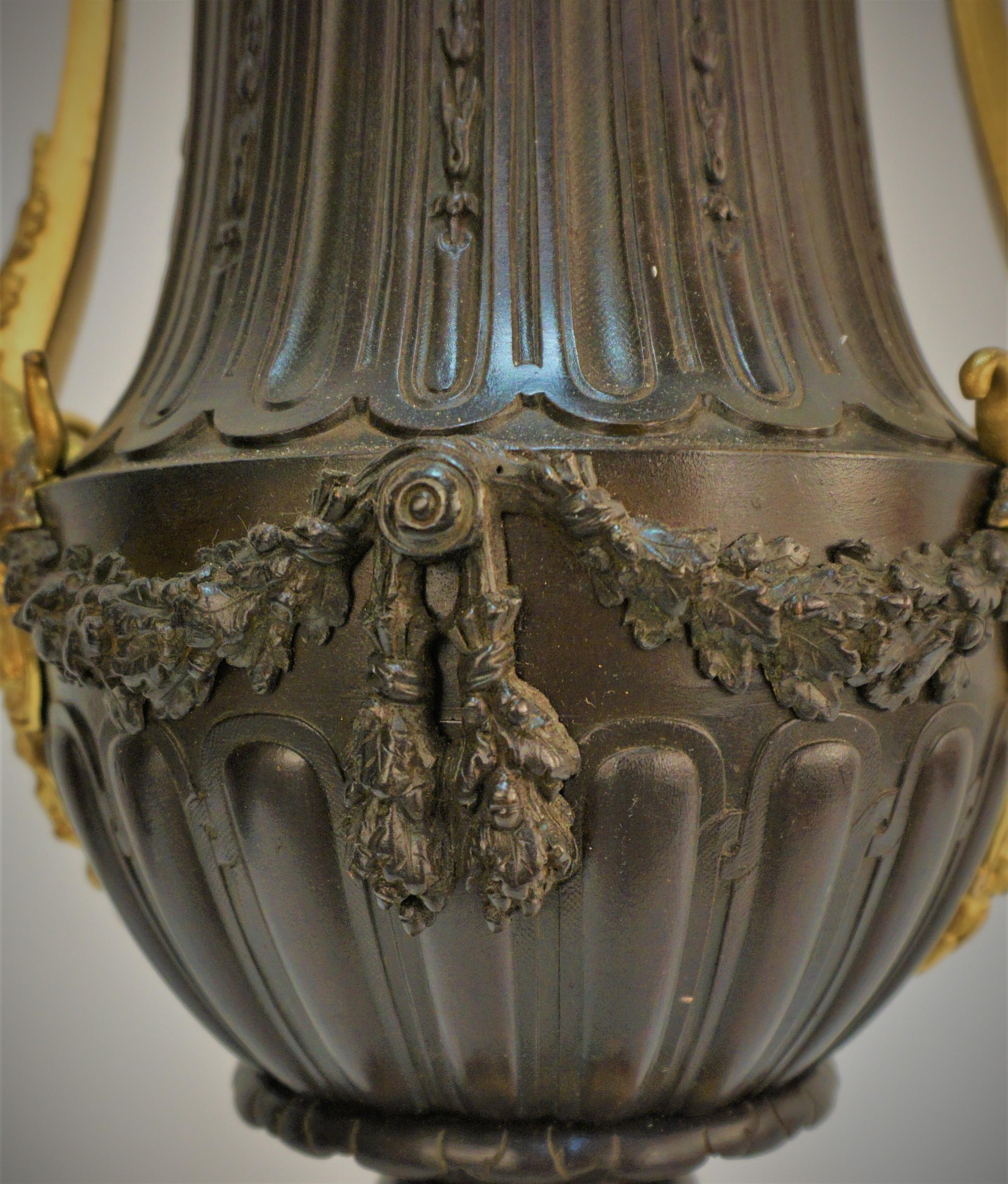 Lampe à huile électrifiée en bronze oxydé et doré du 19ème siècle en vente 1