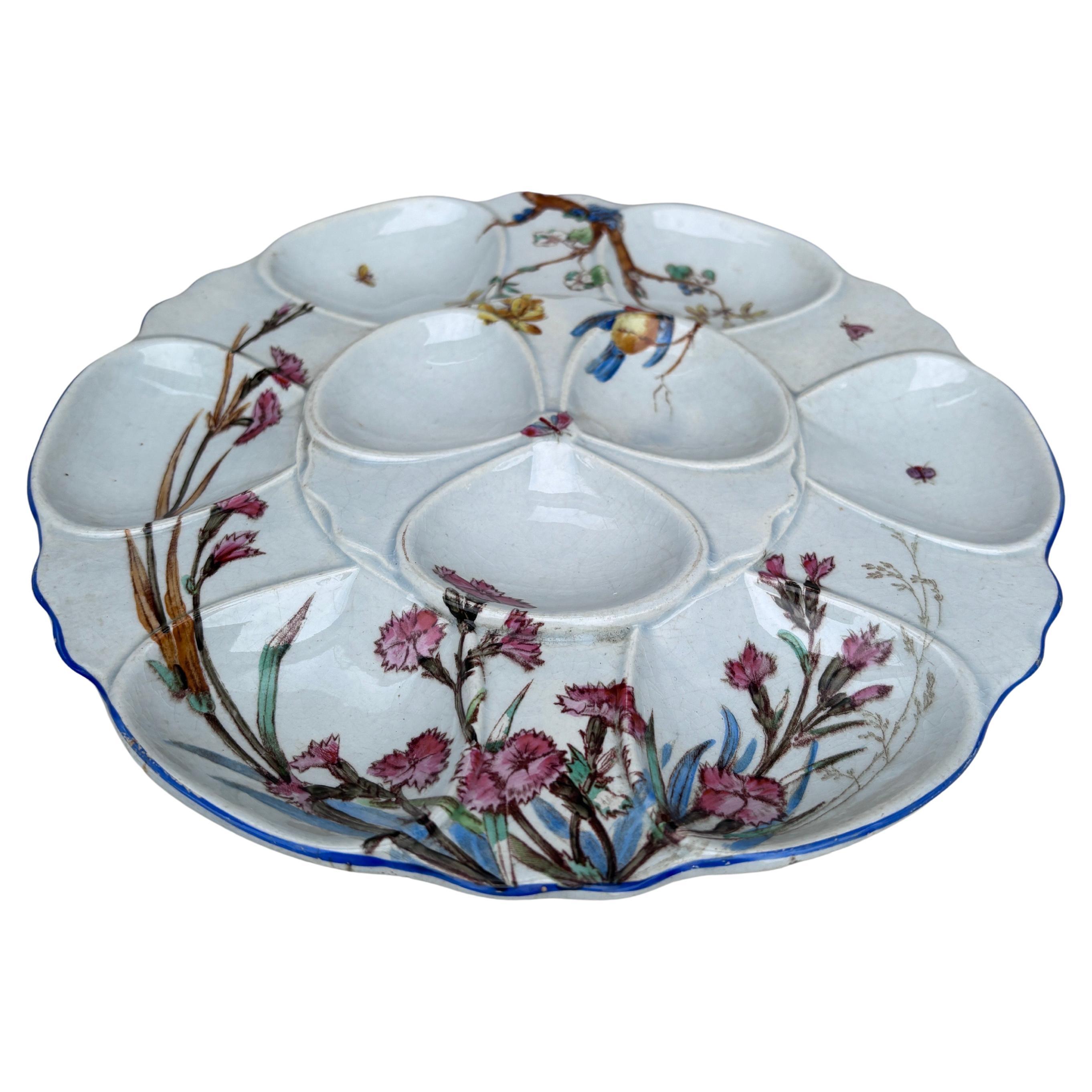 Très rare plateau à huîtres du 19ème siècle signé Vieillard Bordeaux  service Nella.
Assiette à motif naturaliste avec un oiseau, des insectes, des œillets et d'autres fleurs.
