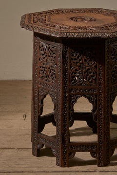 Table d'appoint anglo-indienne en padouk du XIXe siècle - Dragon