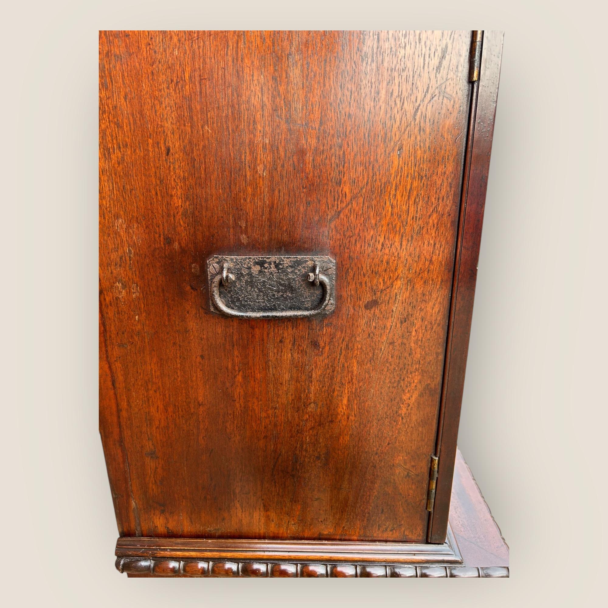 Cassapanca da campagna anglo-indiana Padouk del XIX secolo con secretaire e credenza in vendita 4