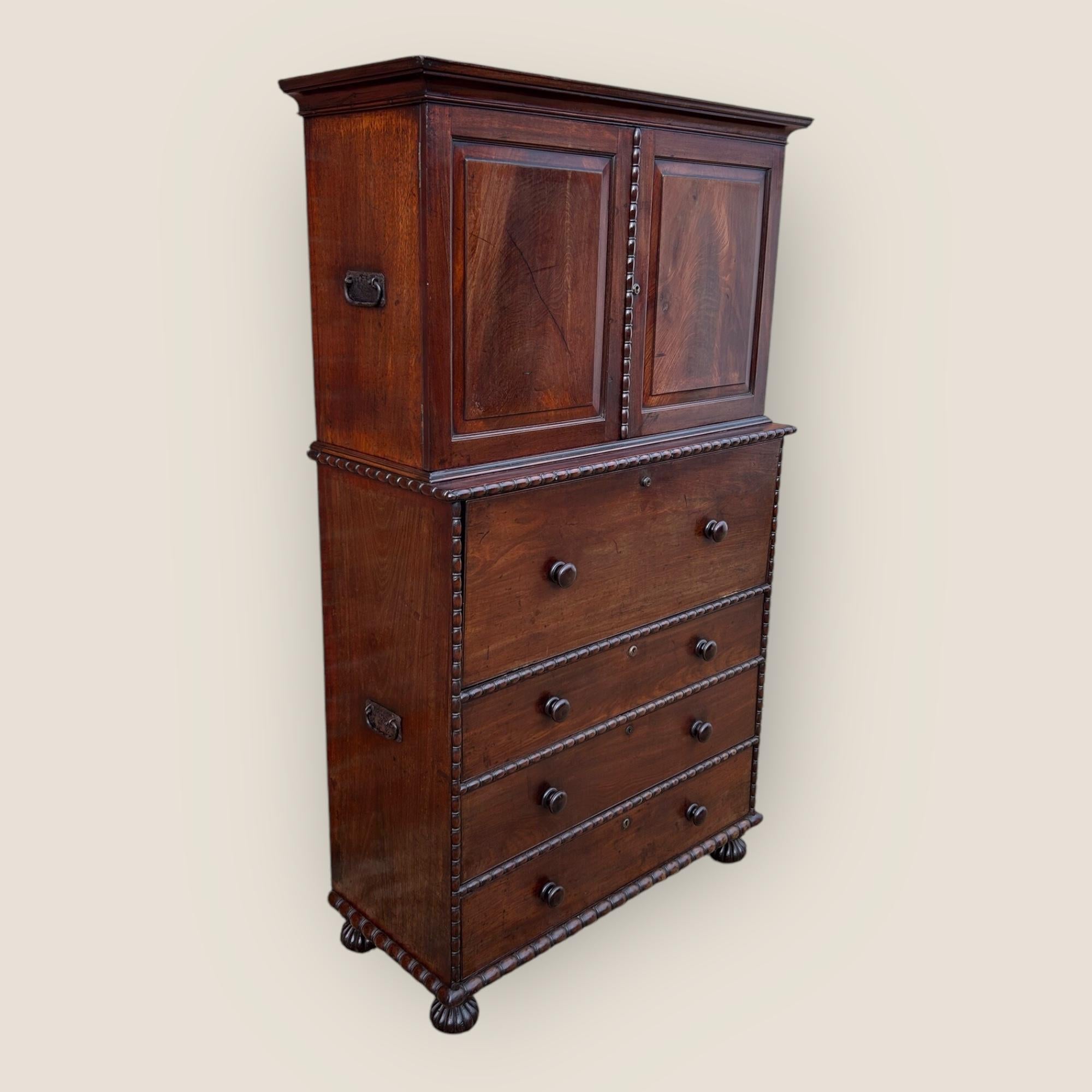 Indiano Cassapanca da campagna anglo-indiana Padouk del XIX secolo con secretaire e credenza in vendita