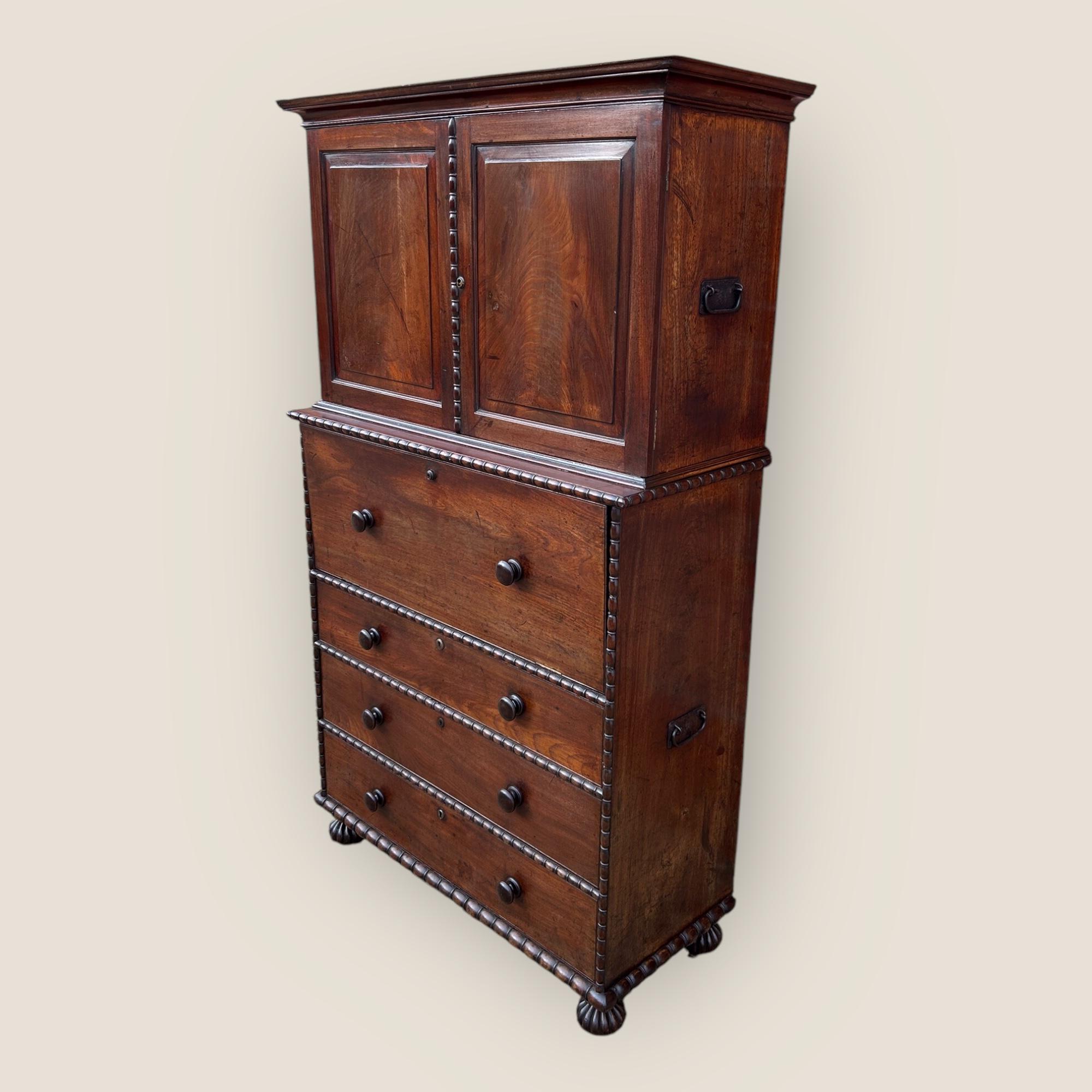 Intagliato Cassapanca da campagna anglo-indiana Padouk del XIX secolo con secretaire e credenza in vendita